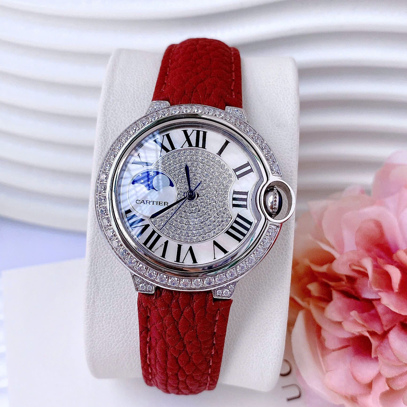 Đồng Hồ Cartier Ballon Bleu |Nữ Giới |Đính Đá |Dây Da Đỏ |Máy Pin (Quartz) |Size 35mm |donghogiatot.vn