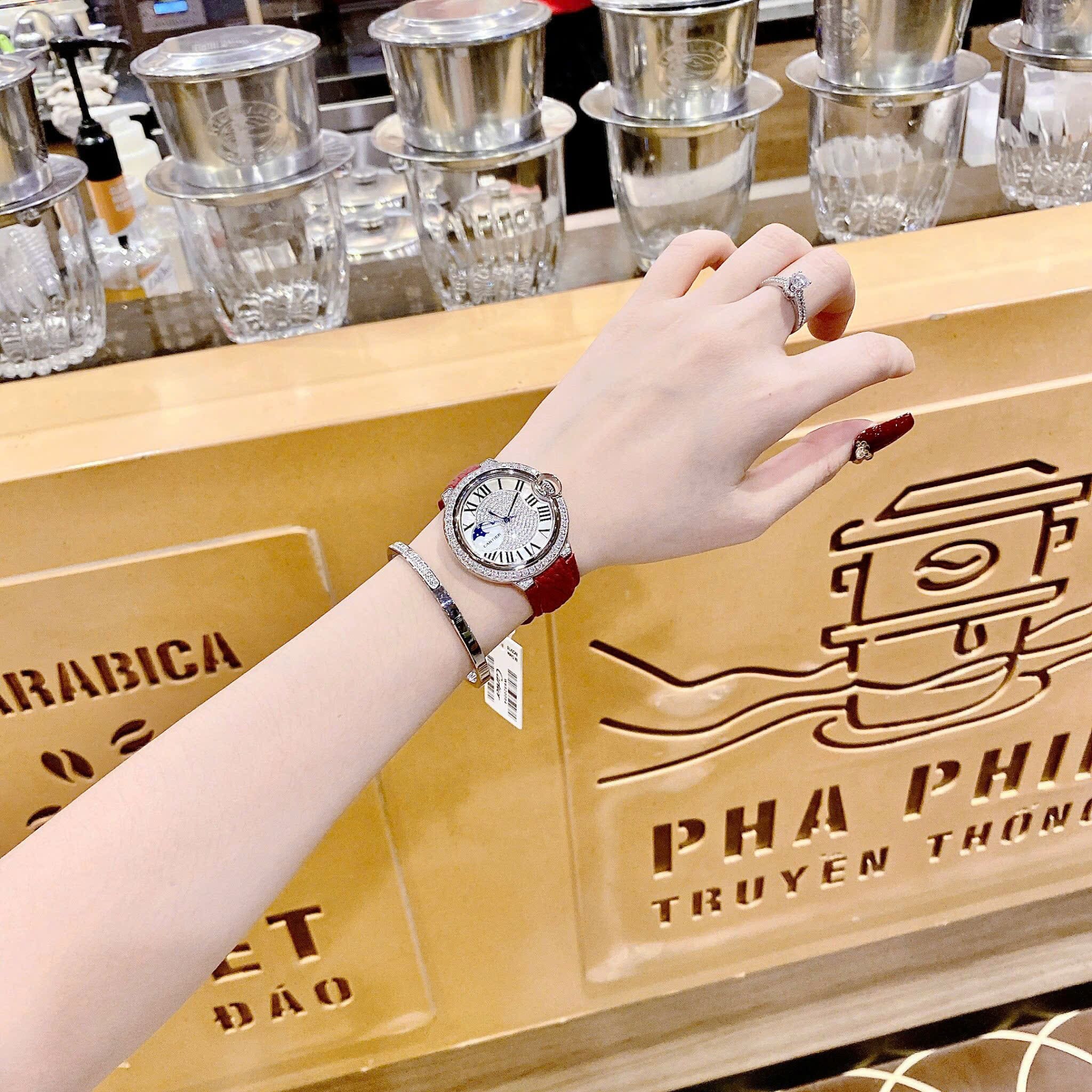 Đồng Hồ Cartier Ballon Bleu |Nữ Giới |Đính Đá |Dây Da Đỏ |Máy Pin (Quartz) |Size 35mm |donghogiatot.vn