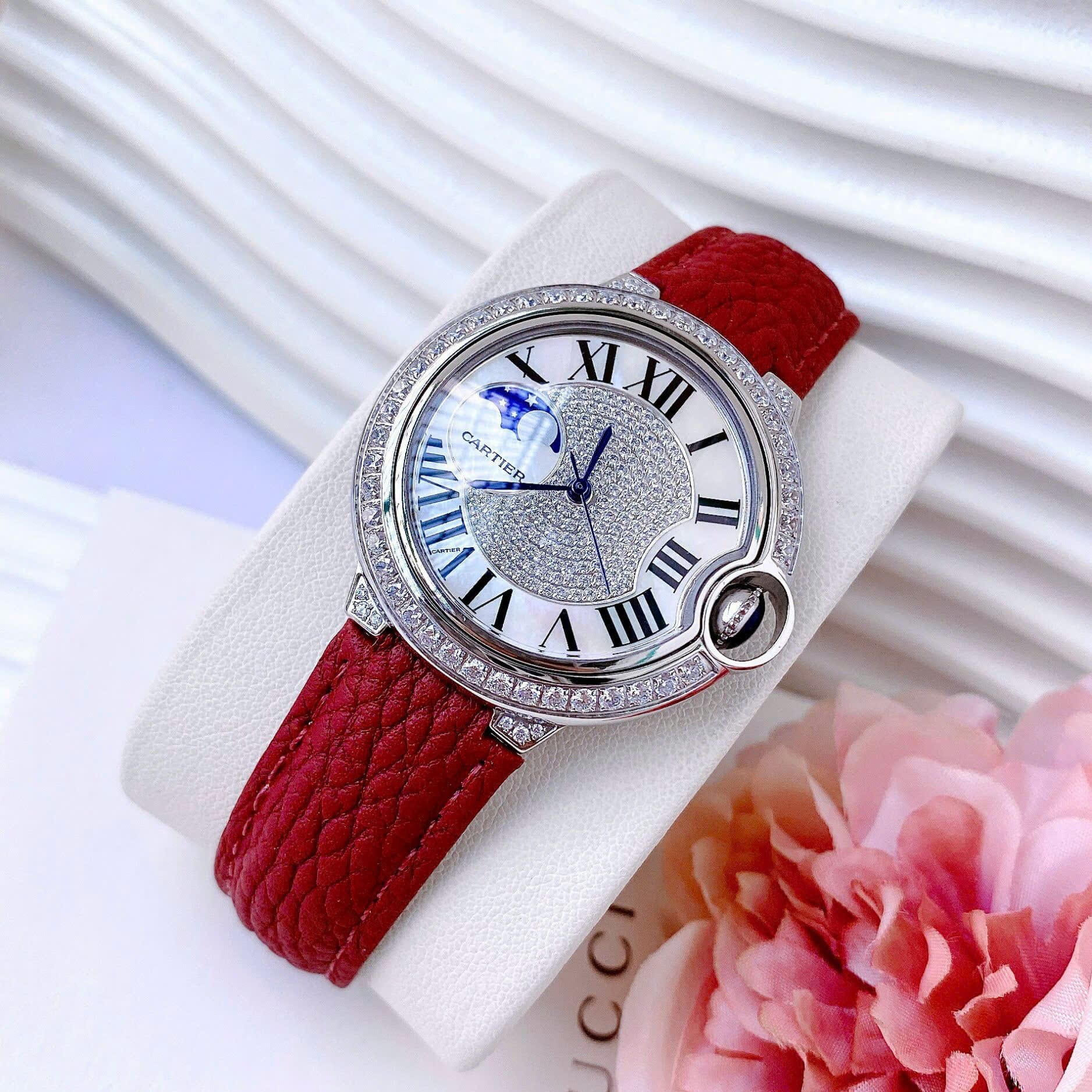 Đồng Hồ Cartier Ballon Bleu |Nữ Giới |Đính Đá |Dây Da Đỏ |Máy Pin (Quartz) |Size 35mm |donghogiatot.vn