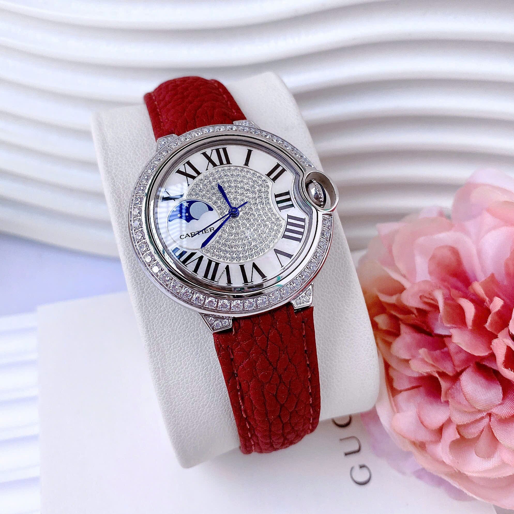 Đồng Hồ Cartier Ballon Bleu |Nữ Giới |Đính Đá |Dây Da Đỏ |Máy Pin (Quartz) |Size 35mm |donghogiatot.vn