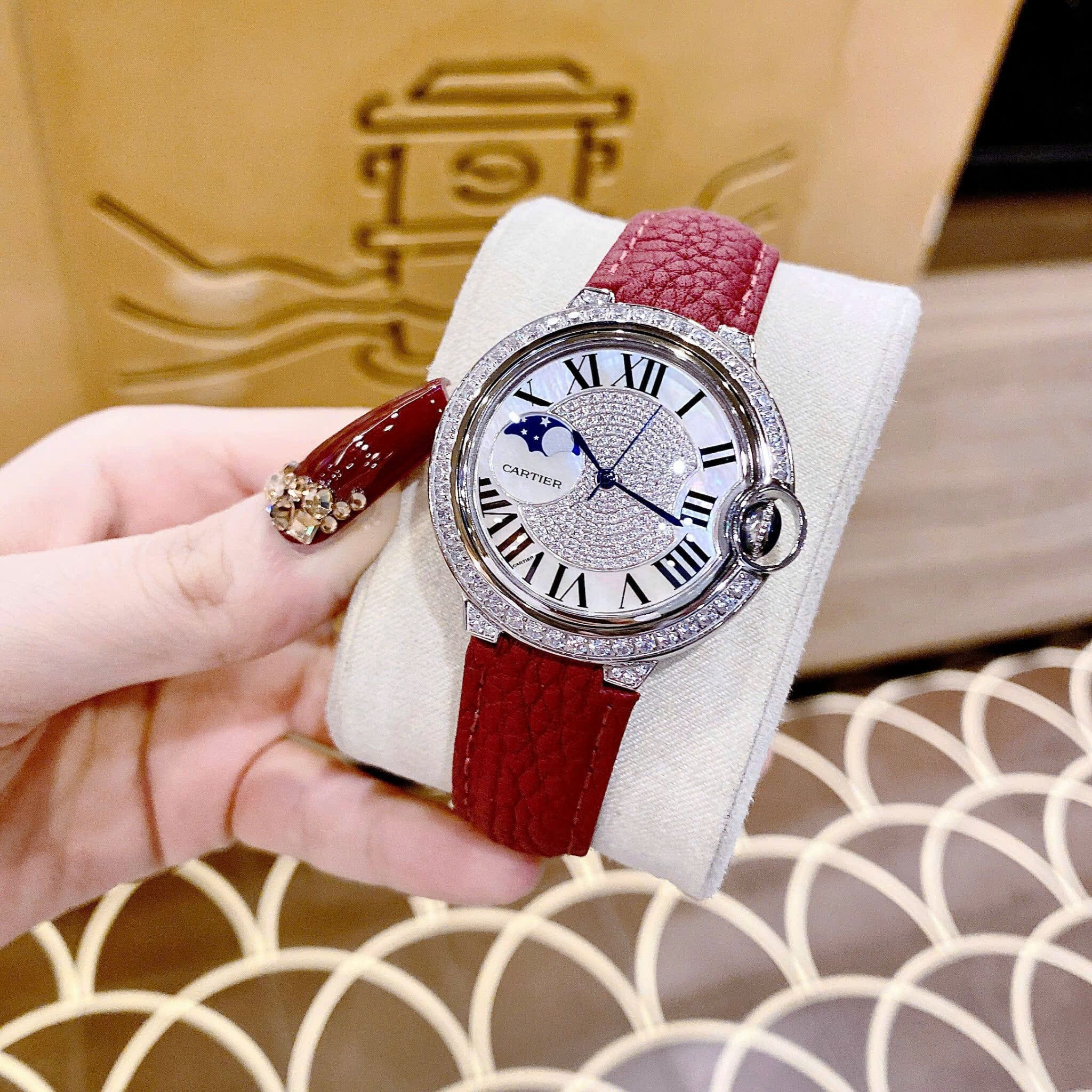 Đồng Hồ Cartier Ballon Bleu |Nữ Giới |Đính Đá |Dây Da Đỏ |Máy Pin (Quartz) |Size 35mm |donghogiatot.vn