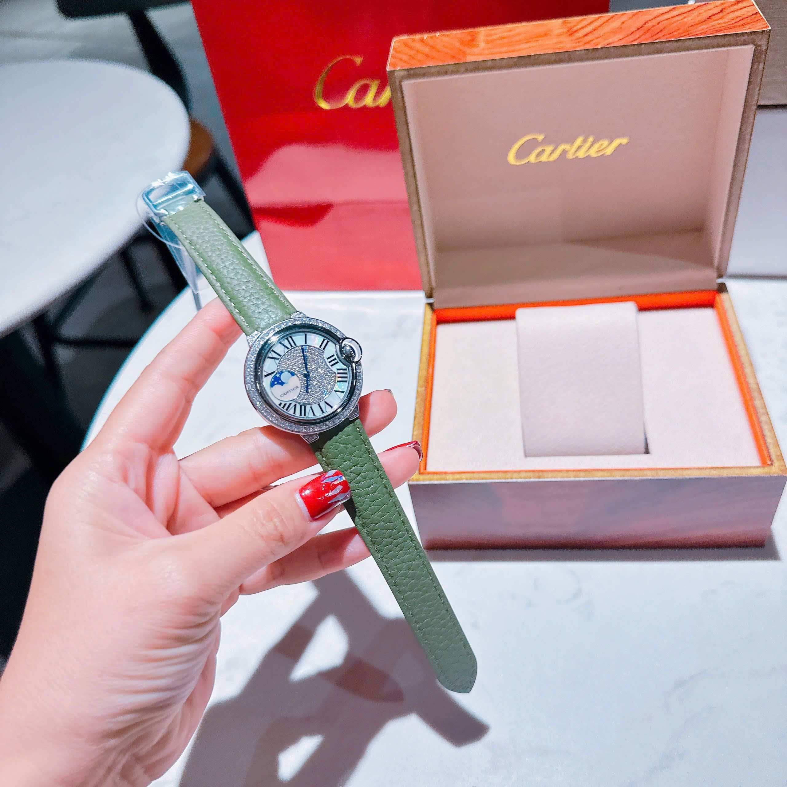 Đồng Hồ Cartier Ballon Bleu |Nữ Giới |Đính Đá |Dây Da Xanh Rêu |Máy Pin (Quartz) |Size 35mm |donghogiatot.vn