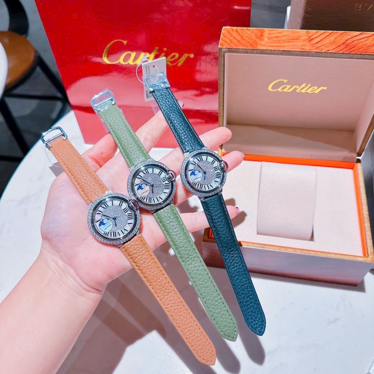 Đồng Hồ Cartier Ballon Bleu |Nữ Giới |Đính Đá |Dây Da Xanh Rêu |Máy Pin (Quartz) |Size 35mm |donghogiatot.vn