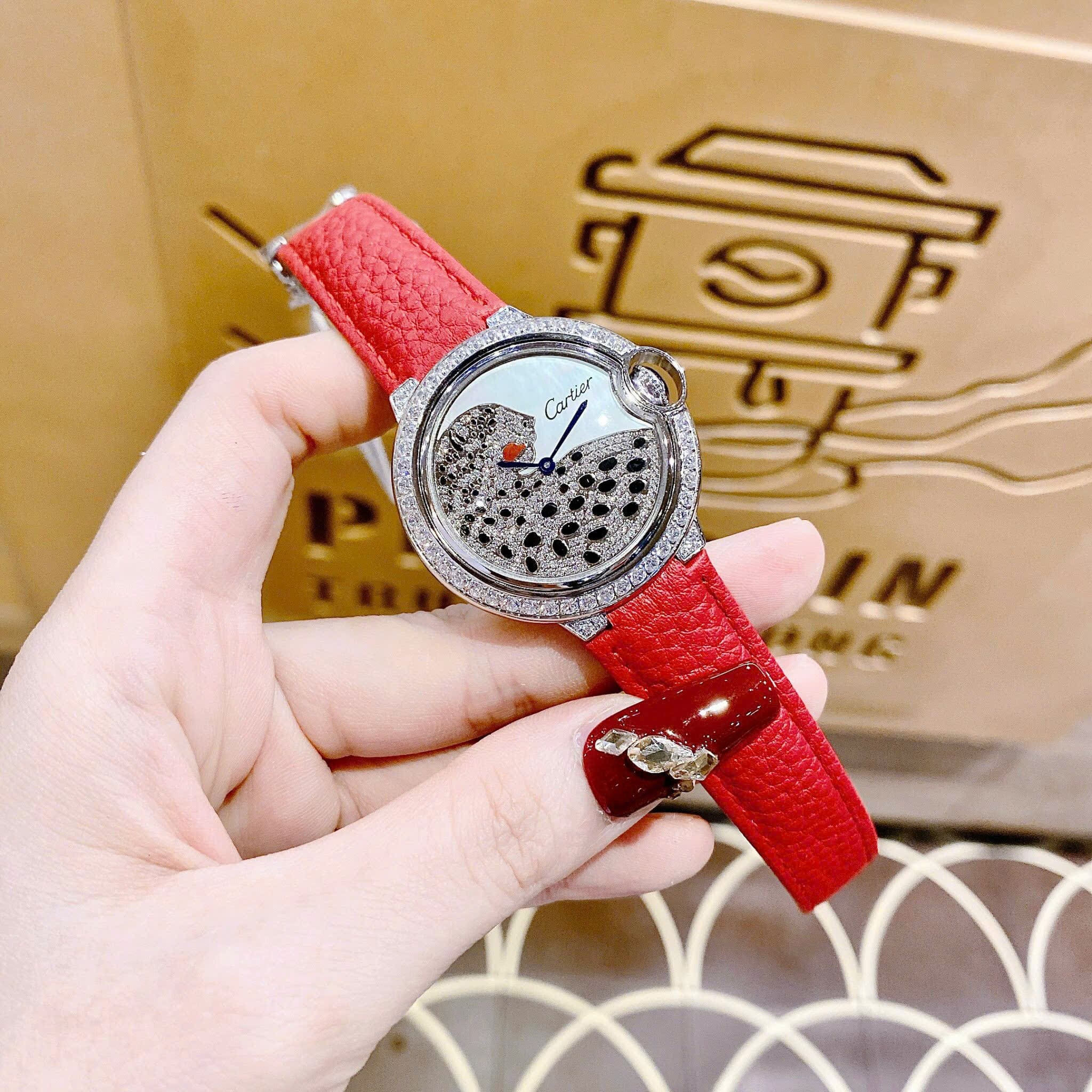 Đồng Hồ Cartier Ballon Bleu Panther |Nữ Giới |Đính Đá |Dây Da Đỏ |Máy Pin (Quartz) |Size 36mm |donghogiatot.vn