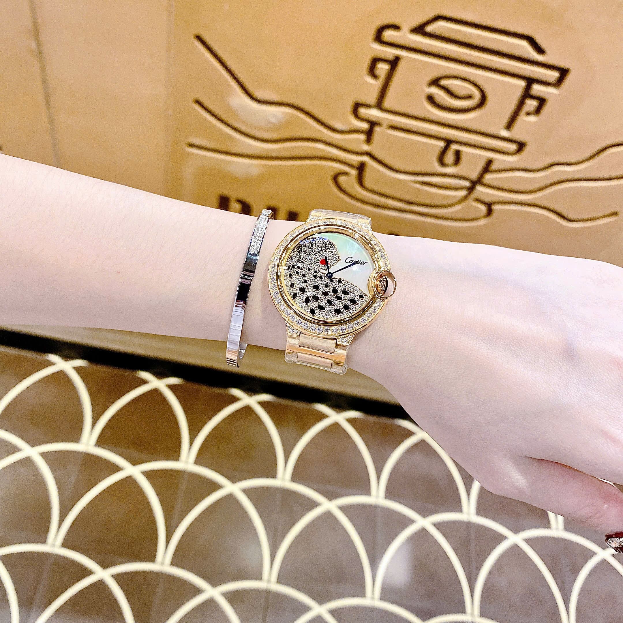 Đồng Hồ Cartier Panther |Nữ Giới |Đính Đá |Dây Kim Loại Vàng Gold |Máy Pin (Quartz) |Size 36mm |donghogiatot.vn