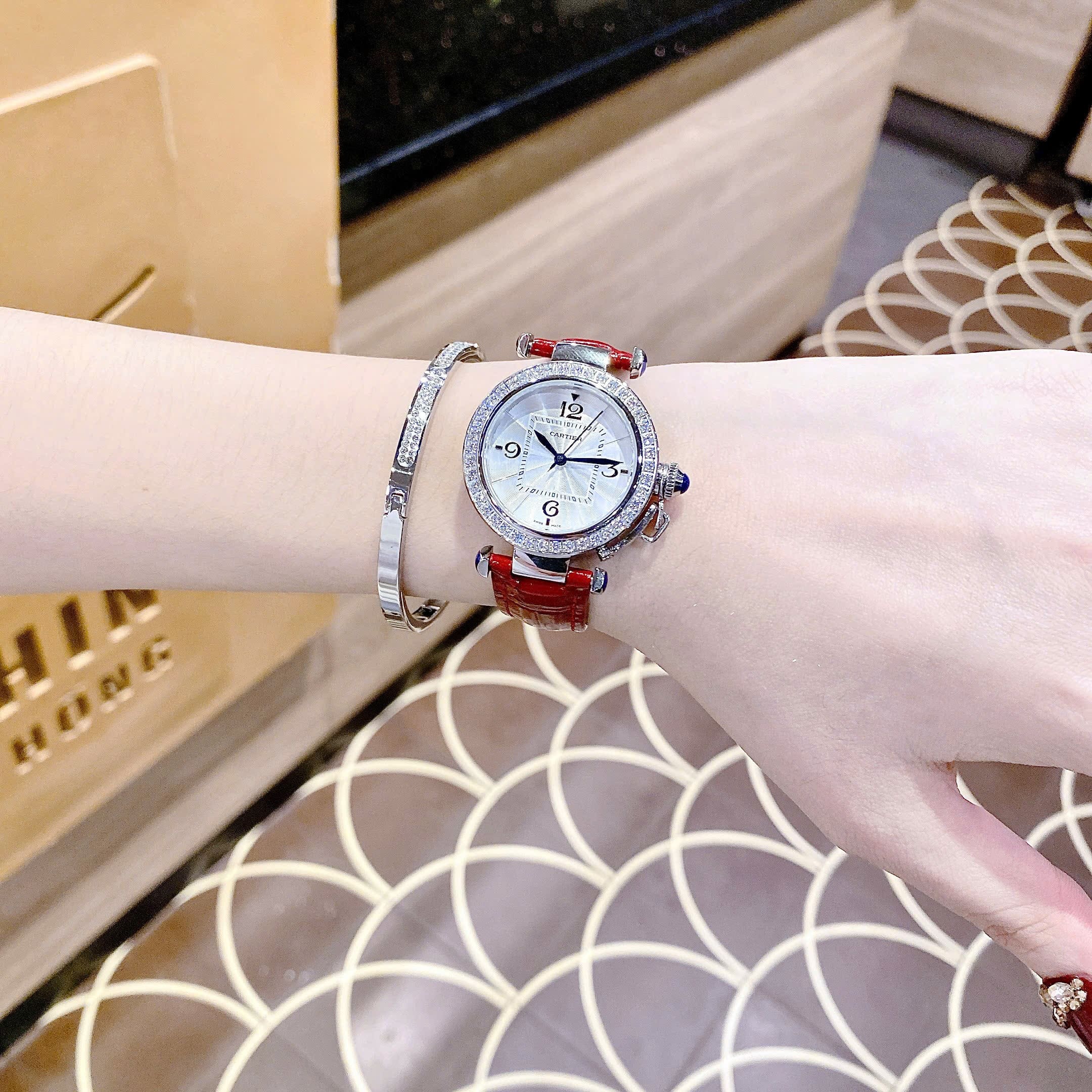 Đồng Hồ Cartier Pasha De |Nữ Giới |Mặt Đính Đá |Dây Da Đỏ |Máy Pin (Quartz) |Size 30mm |donghogiatot.vn