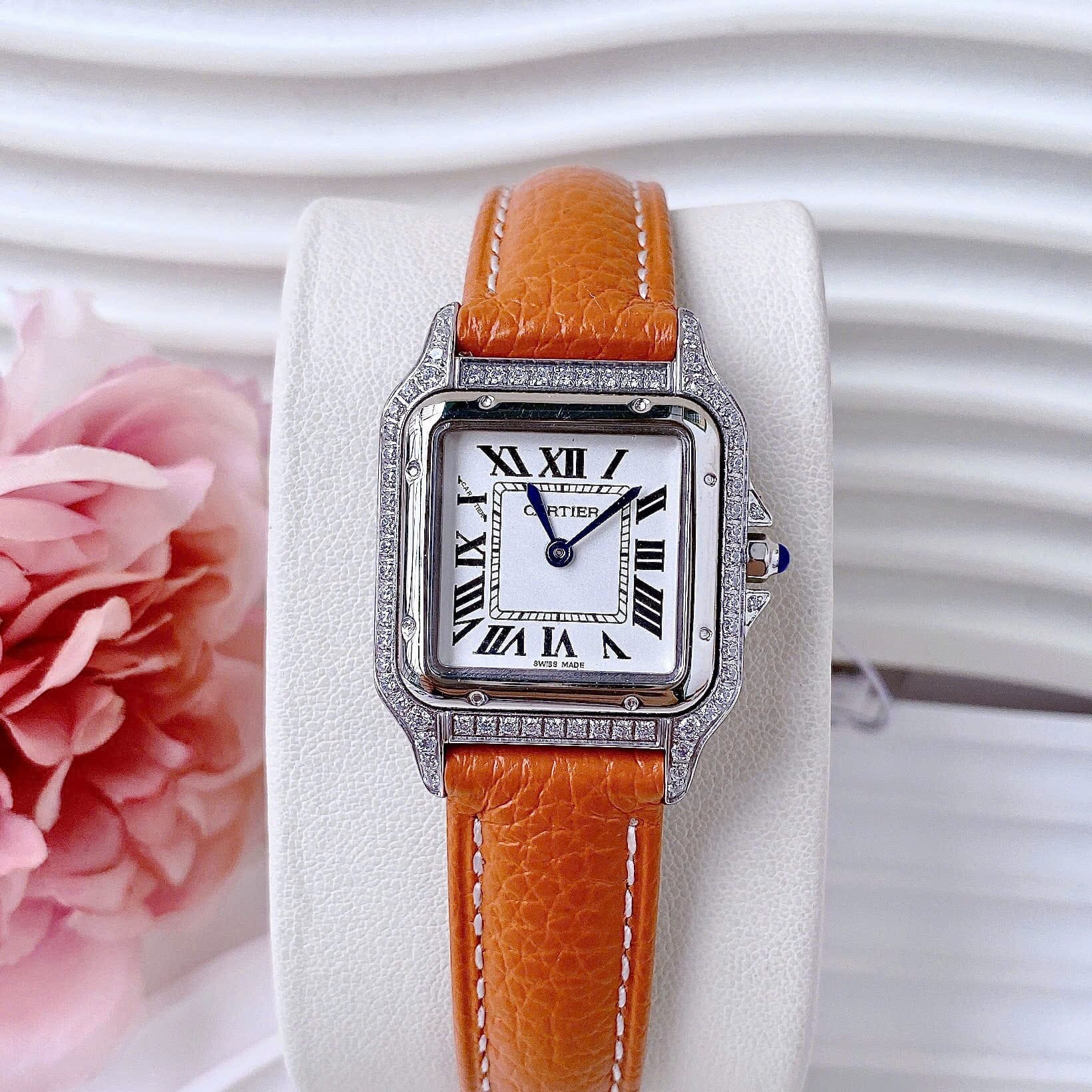 Đồng Hồ Cartier Santos |Nữ Giới |Mặt Vuông |Đính Đá |Dây Da Cam |Máy Pin (Quartz) |Size 24x33mm |donghogiatot.vn