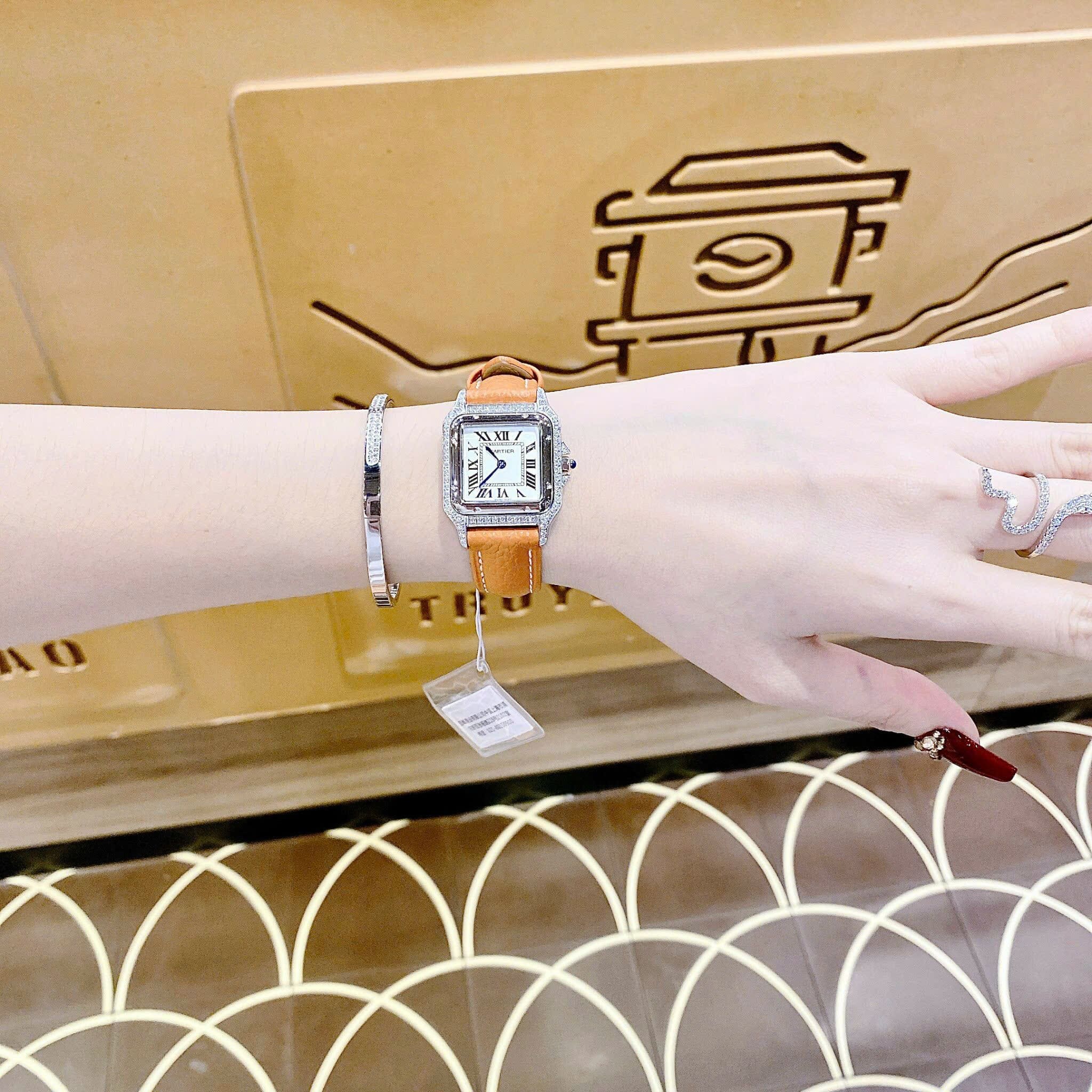 Đồng Hồ Cartier Santos |Nữ Giới |Mặt Vuông |Đính Đá |Dây Da Cam |Máy Pin (Quartz) |Size 24x33mm |donghogiatot.vn