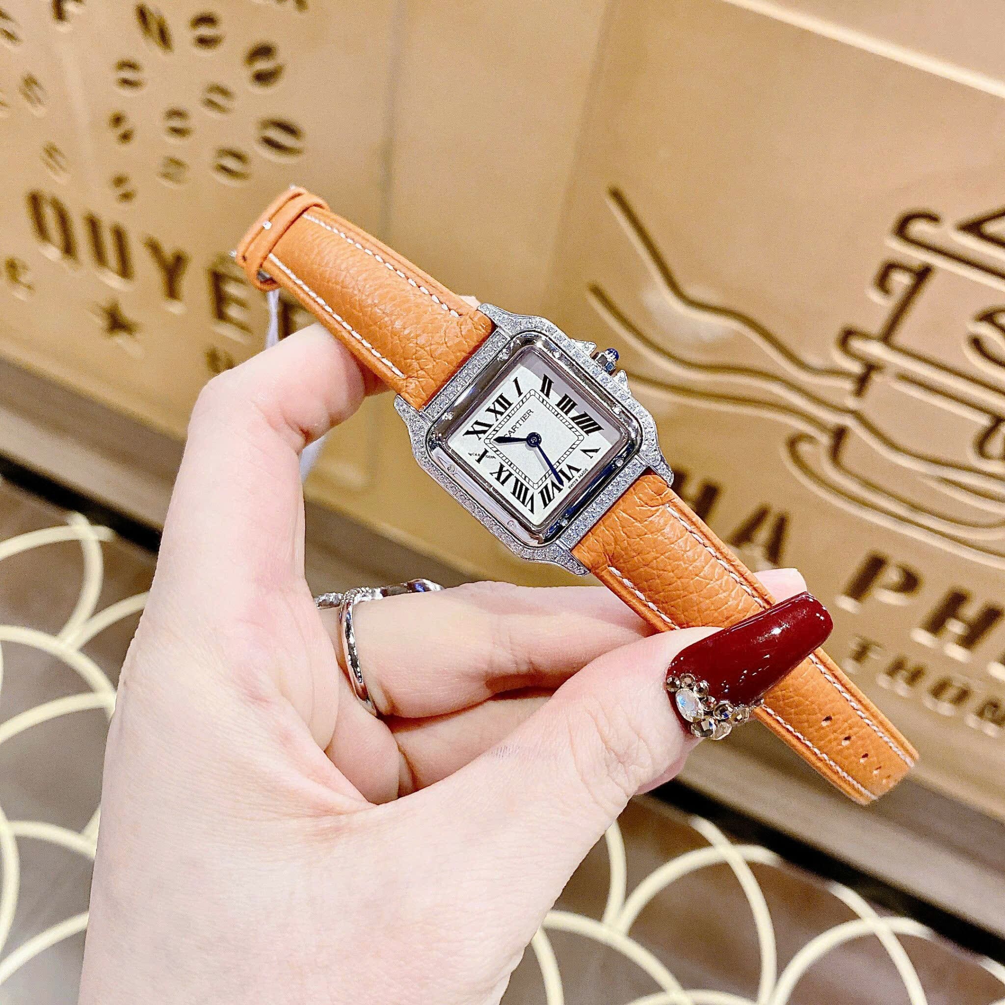 Đồng Hồ Cartier Santos |Nữ Giới |Mặt Vuông |Đính Đá |Dây Da Cam |Máy Pin (Quartz) |Size 24x33mm |donghogiatot.vn