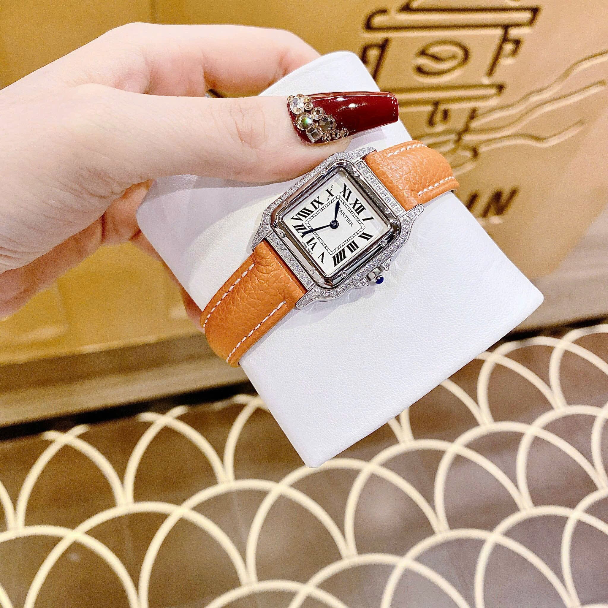 Đồng Hồ Cartier Santos |Nữ Giới |Mặt Vuông |Đính Đá |Dây Da Cam |Máy Pin (Quartz) |Size 24x33mm |donghogiatot.vn