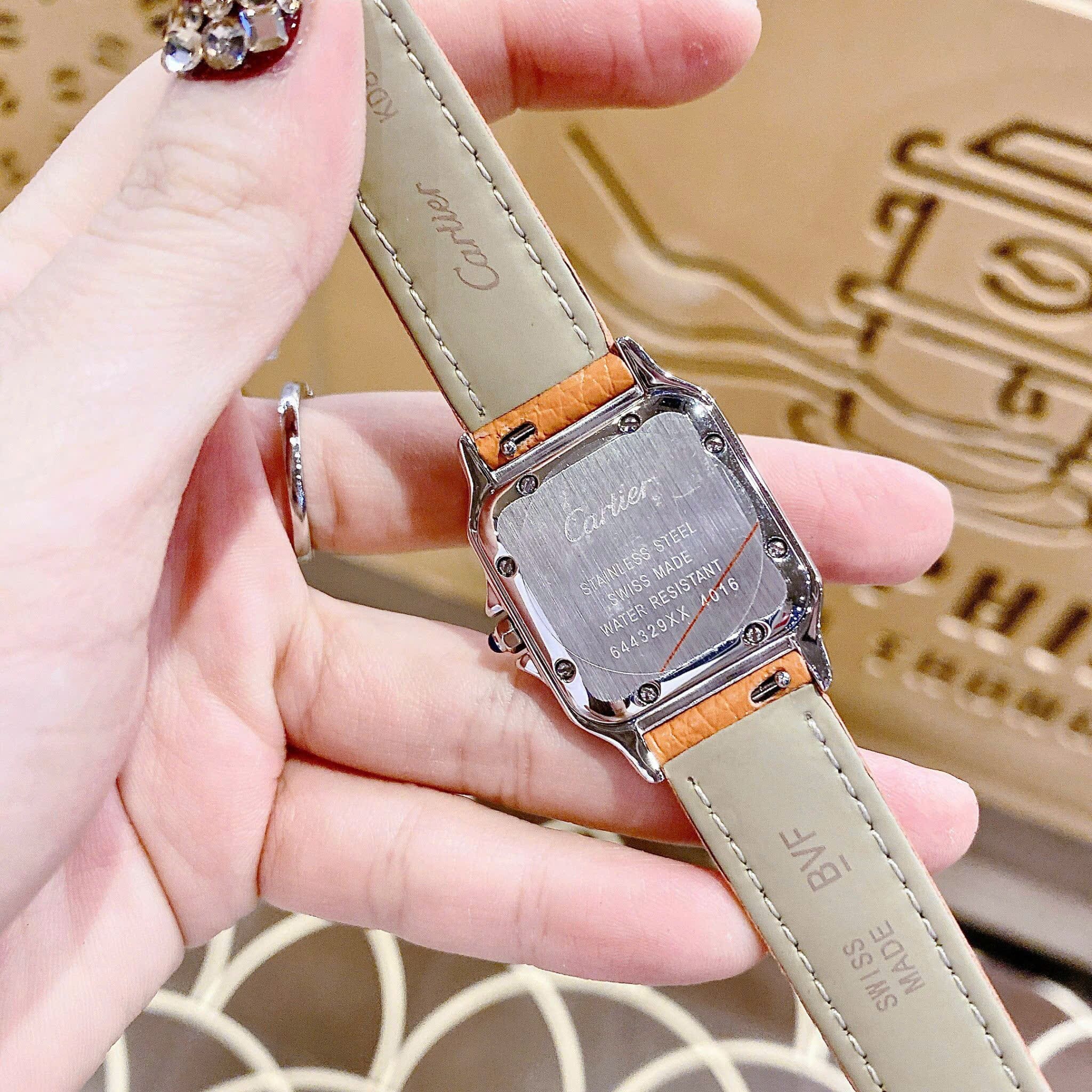 Đồng Hồ Cartier Santos |Nữ Giới |Mặt Vuông |Đính Đá |Dây Da Cam |Máy Pin (Quartz) |Size 24x33mm |donghogiatot.vn