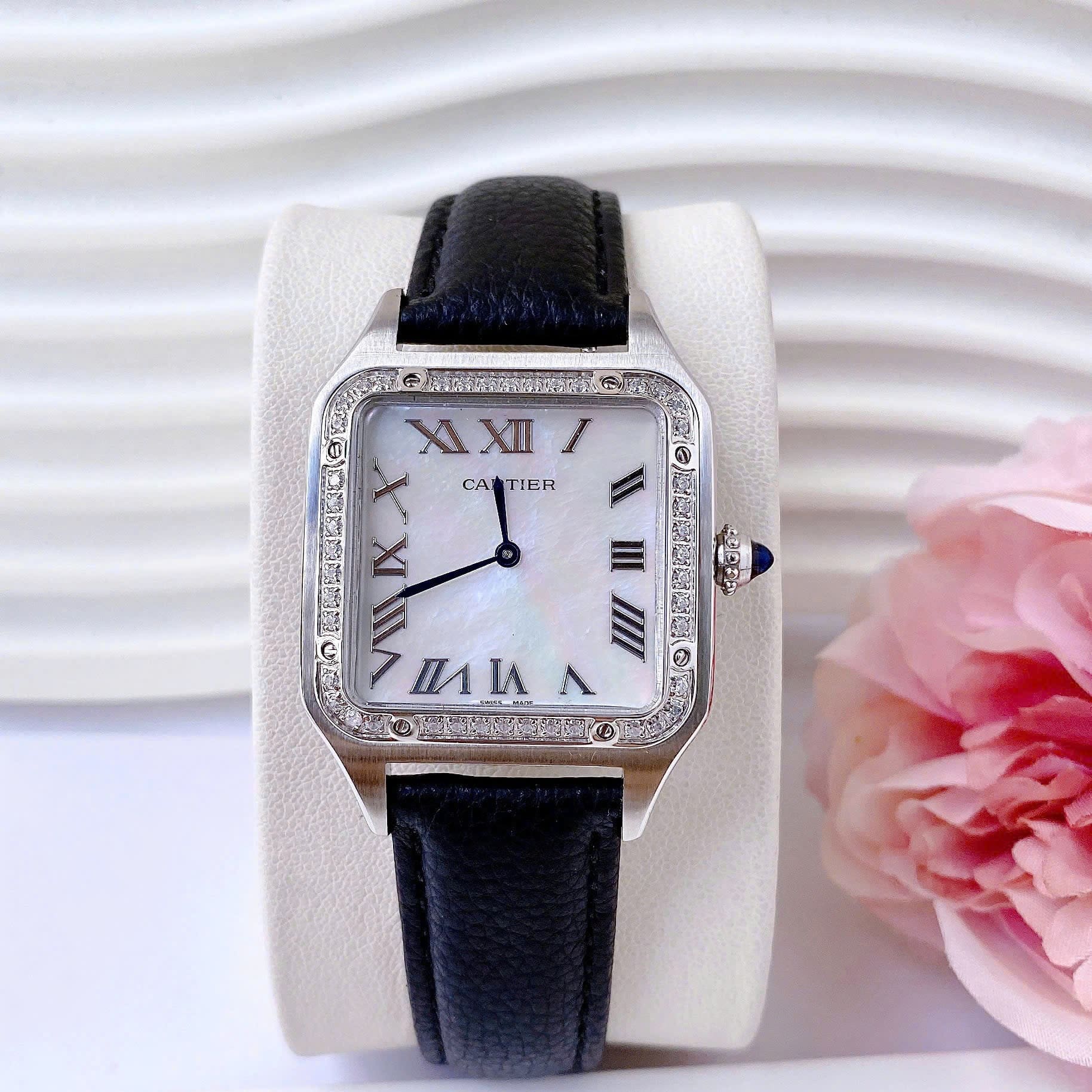 Đồng Hồ Cartier Santos |Nữ Giới |Mặt Vuông |Đính Đá |Dây Da Đen |Máy Pin (Quartz) |Size 24x33mm |donghogiatot.vn