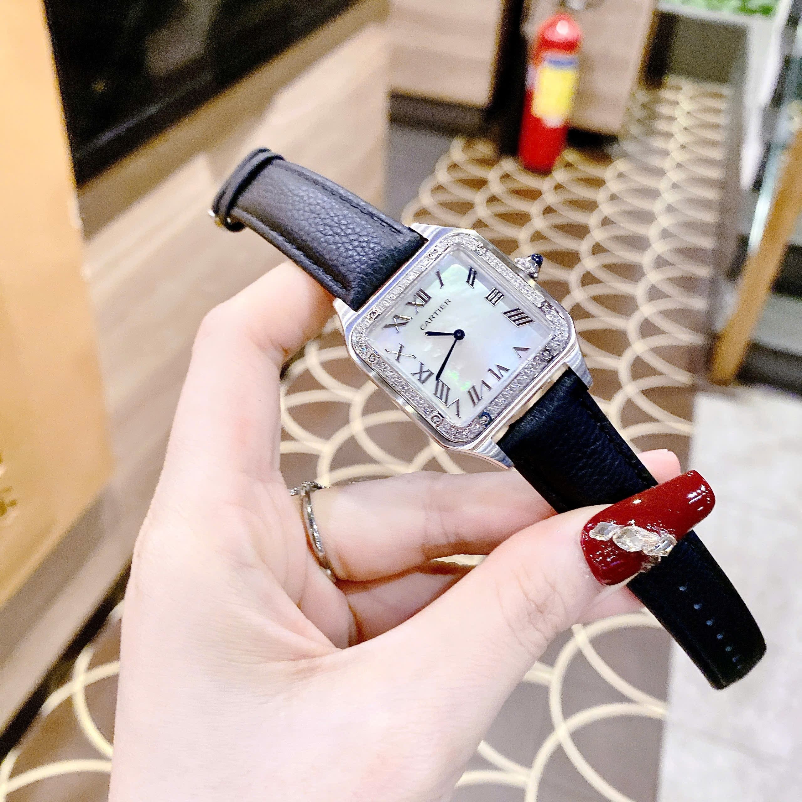 Đồng Hồ Cartier Santos |Nữ Giới |Mặt Vuông |Đính Đá |Dây Da Đen |Máy Pin (Quartz) |Size 24x33mm |donghogiatot.vn