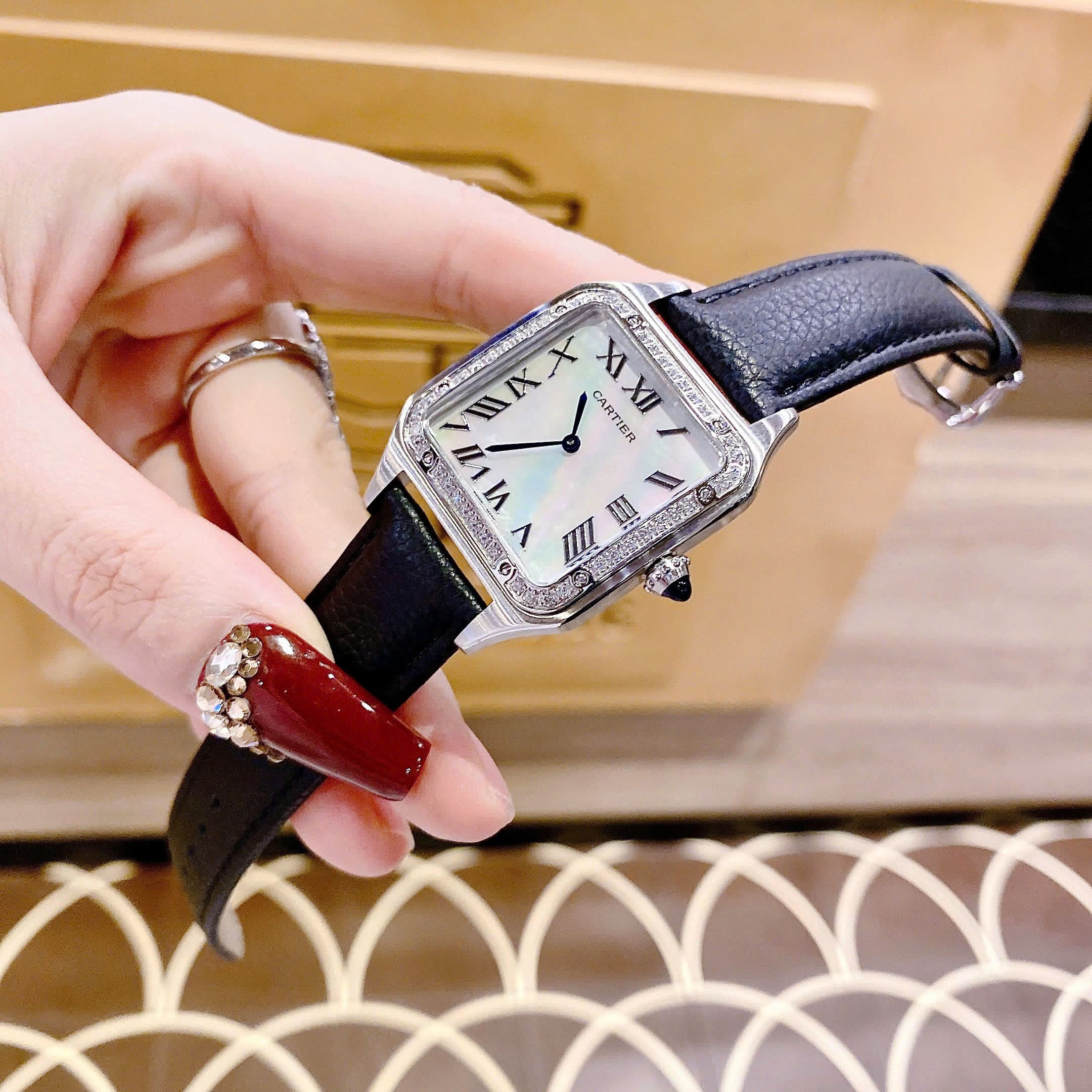 Đồng Hồ Cartier Santos |Nữ Giới |Mặt Vuông |Đính Đá |Dây Da Đen |Máy Pin (Quartz) |Size 24x33mm |donghogiatot.vn