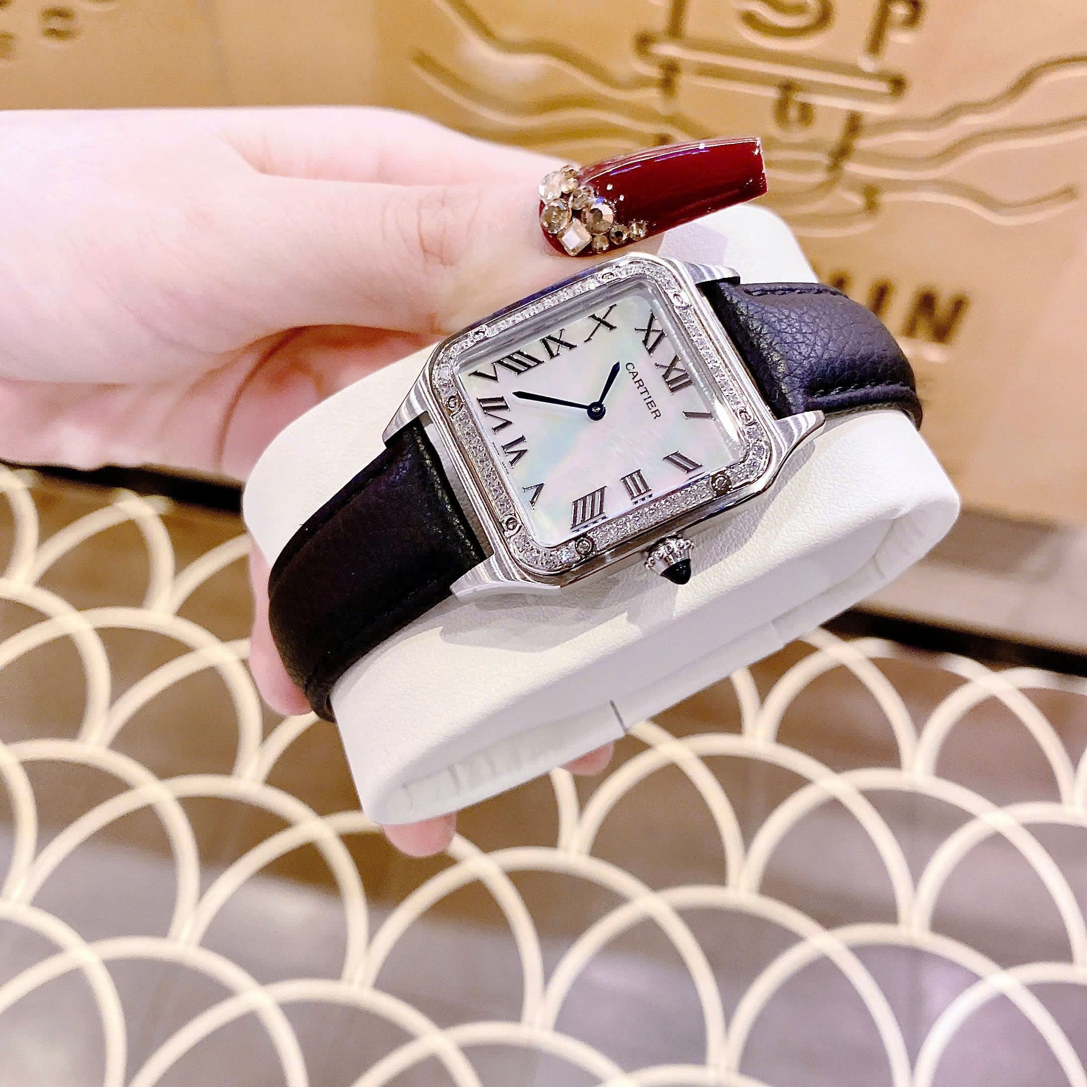 Đồng Hồ Cartier Santos |Nữ Giới |Mặt Vuông |Đính Đá |Dây Da Đen |Máy Pin (Quartz) |Size 24x33mm |donghogiatot.vn