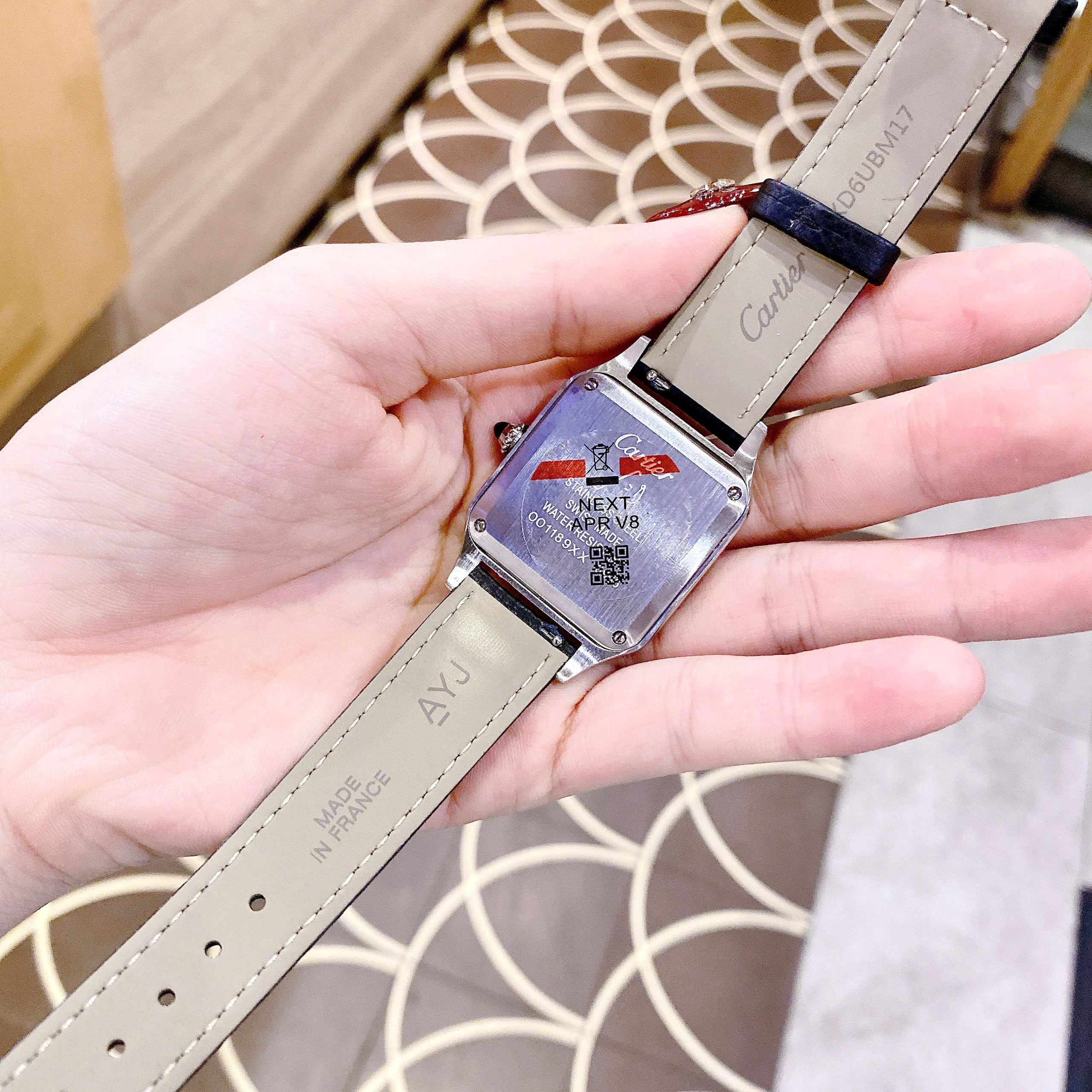 Đồng Hồ Cartier Santos |Nữ Giới |Mặt Vuông |Đính Đá |Dây Da Đen |Máy Pin (Quartz) |Size 24x33mm |donghogiatot.vn