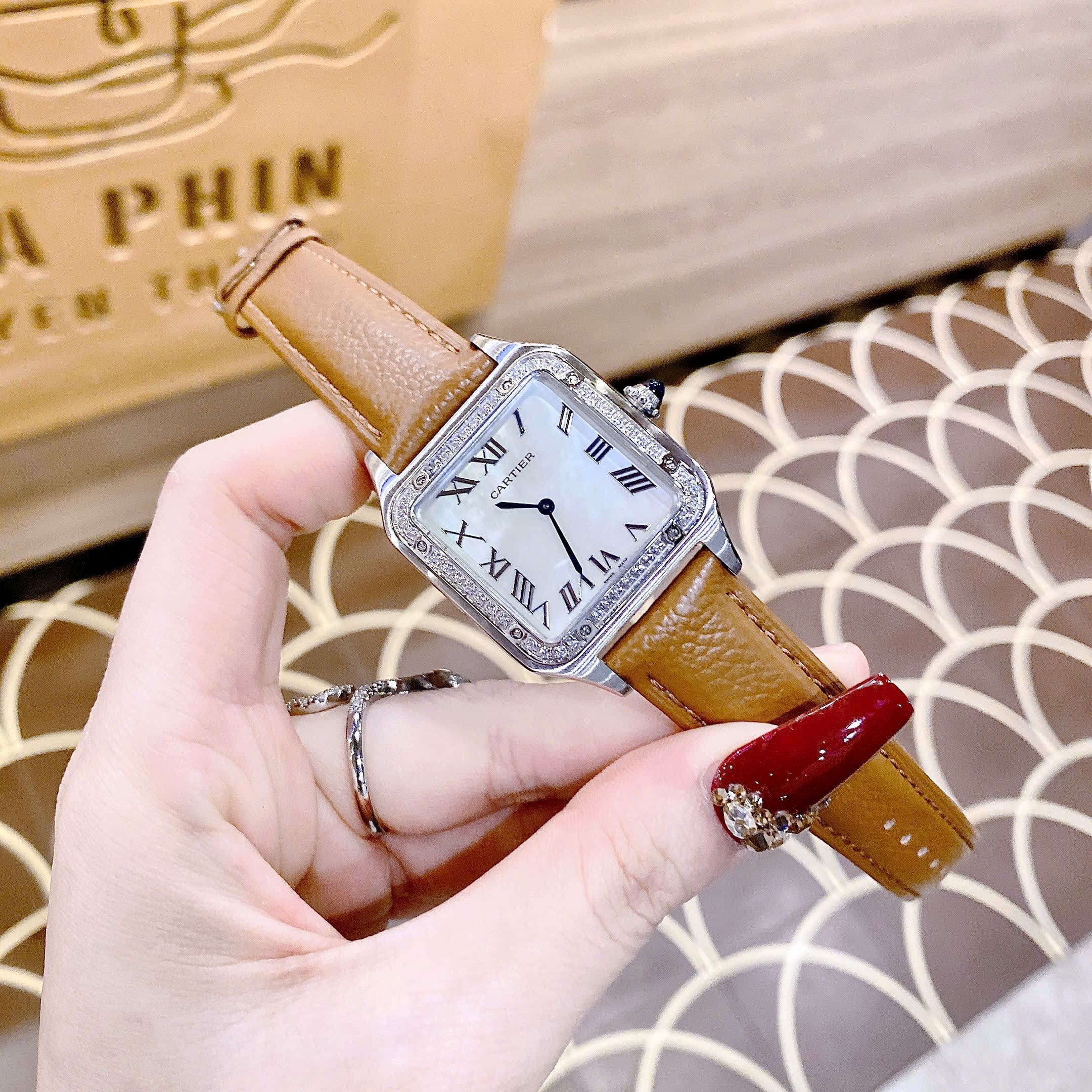 Đồng Hồ Cartier Santos |Nữ Giới |Mặt Vuông |Đính Đá |Dây Da Nâu |Máy Pin (Quartz) |Size 24x33mm |donghogiatot.vn