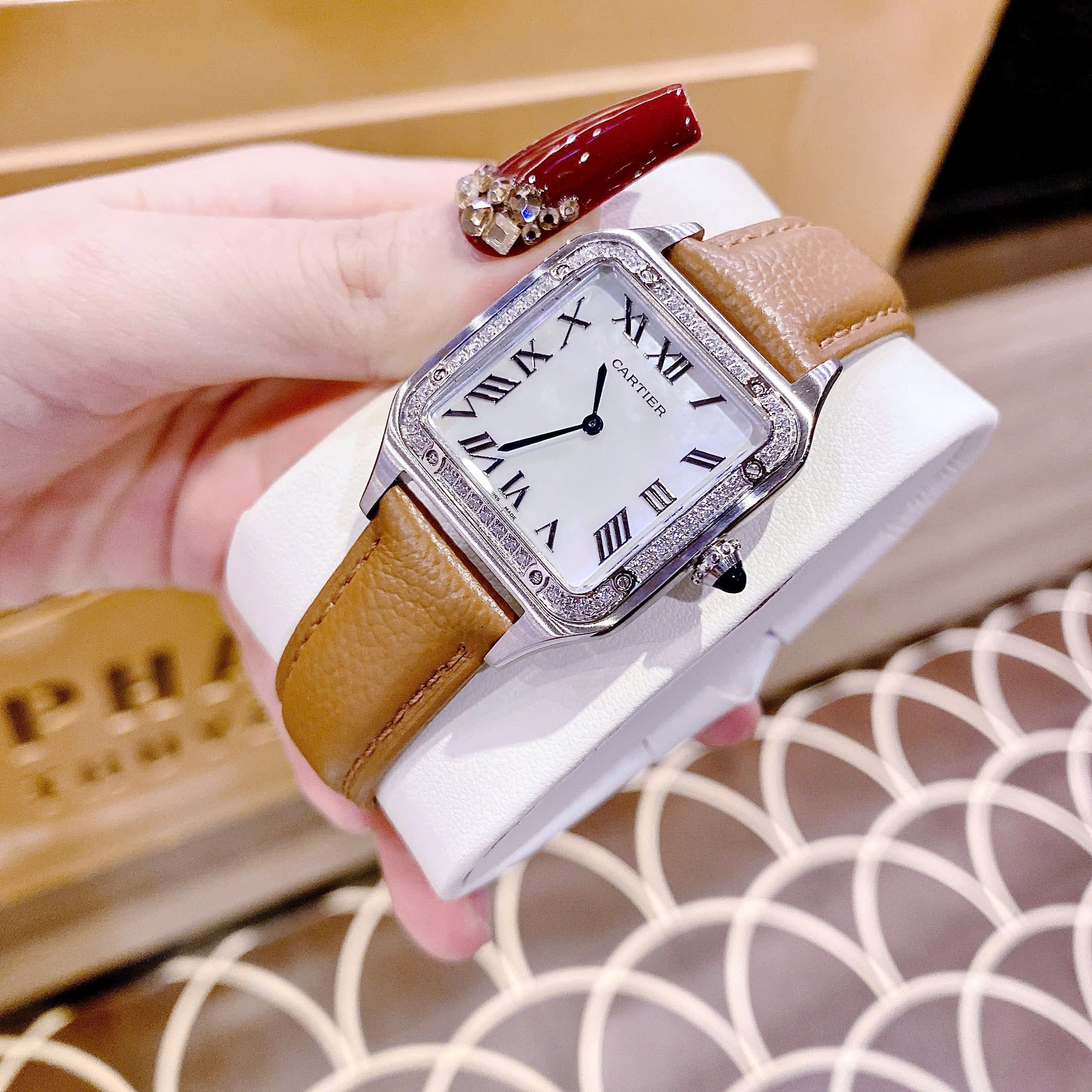 Đồng Hồ Cartier Santos |Nữ Giới |Mặt Vuông |Đính Đá |Dây Da Nâu |Máy Pin (Quartz) |Size 24x33mm |donghogiatot.vn