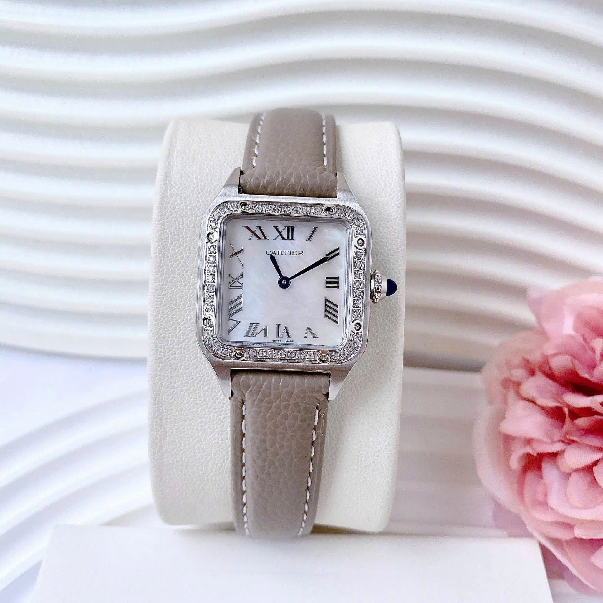 Đồng Hồ Cartier Santos |Nữ Giới |Mặt Vuông |Đính Đá |Dây Da Xám |Máy Pin (Quartz) |Size 24x33mm |donghogiatot.vn