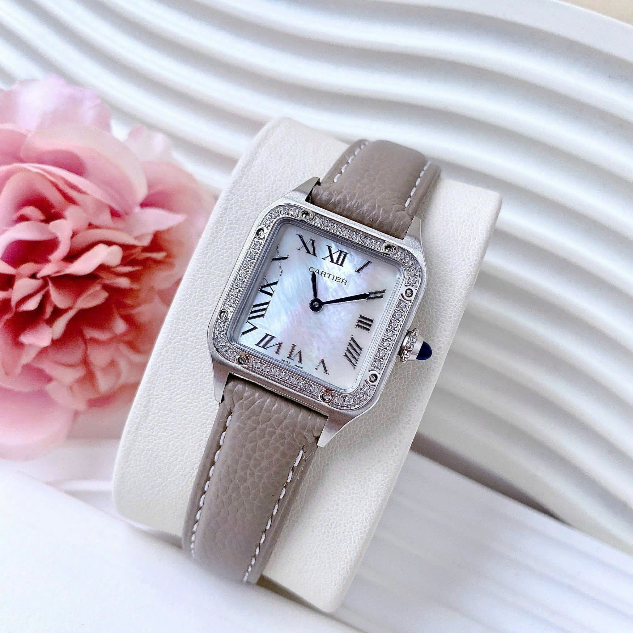 Đồng Hồ Cartier Santos |Nữ Giới |Mặt Vuông |Đính Đá |Dây Da Xám |Máy Pin (Quartz) |Size 24x33mm |donghogiatot.vn