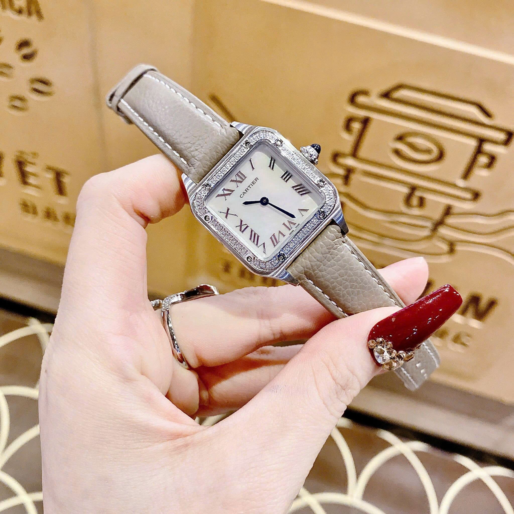 Đồng Hồ Cartier Santos |Nữ Giới |Mặt Vuông |Đính Đá |Dây Da Xám |Máy Pin (Quartz) |Size 24x33mm |donghogiatot.vn