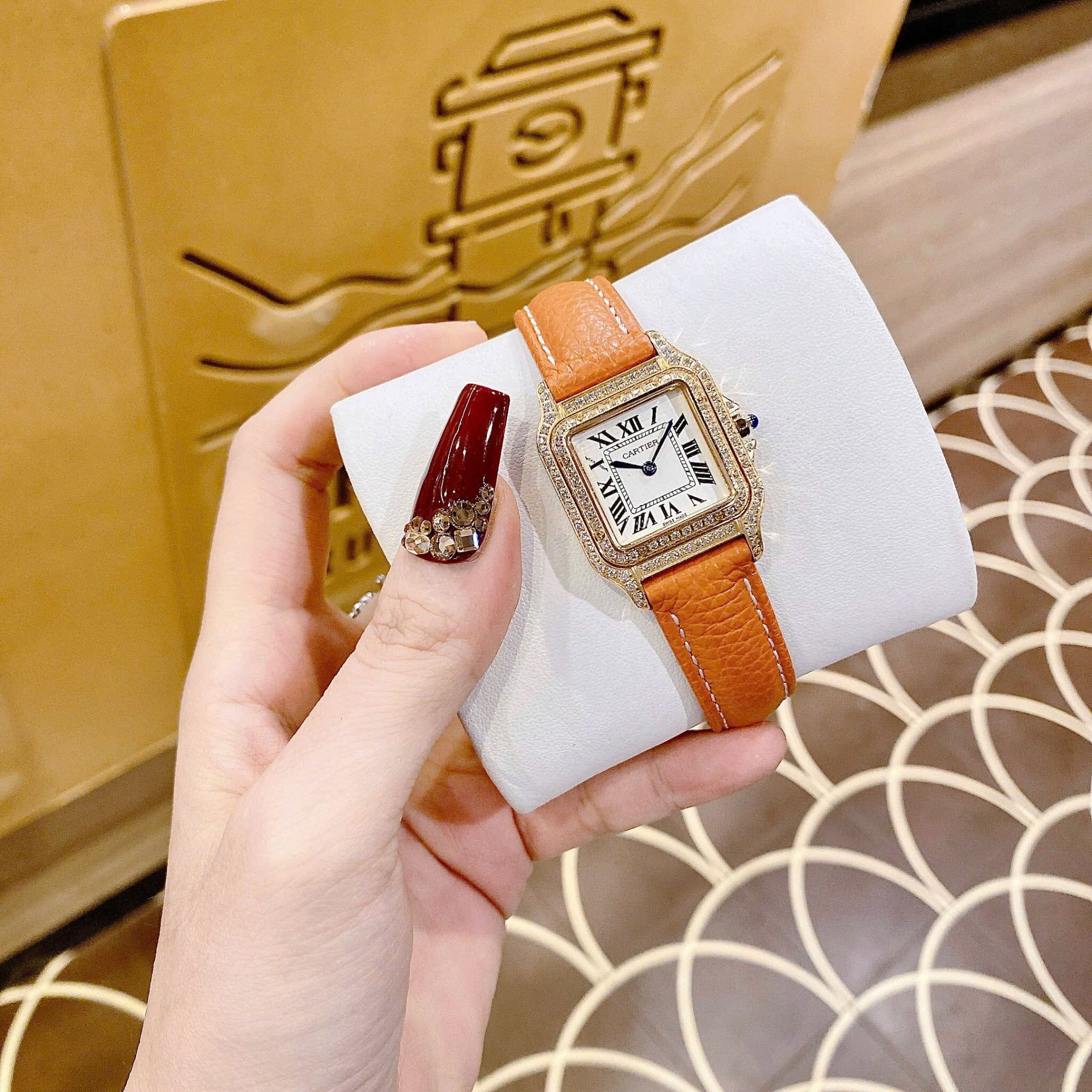 Đồng Hồ Cartier Santos |Nữ Giới |Mặt Vuông |Đính Đá |Rose Gold |Dây Da Cam |Máy Pin (Quartz) |Size 24x33mm |donghogiatot.vn