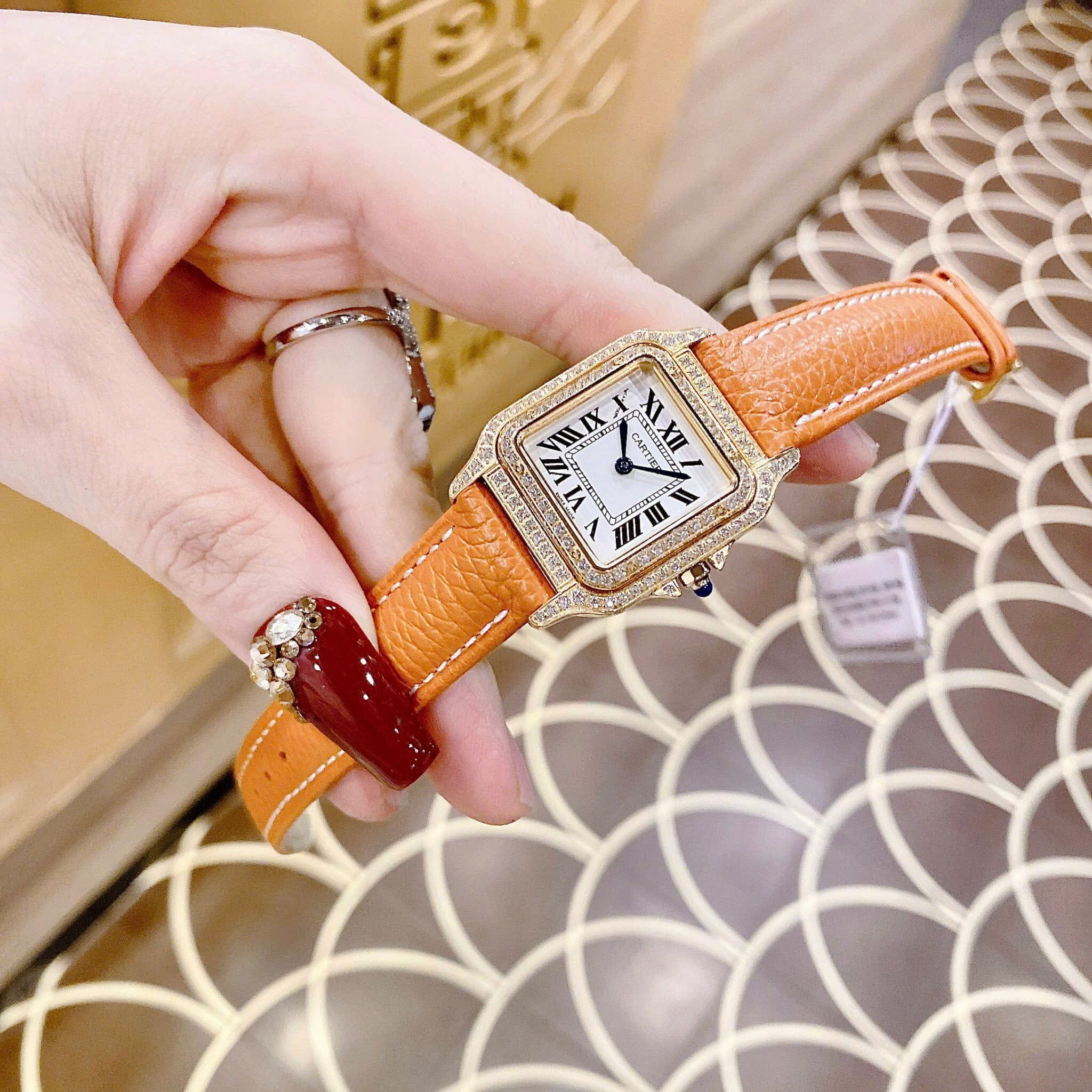 Đồng Hồ Cartier Santos |Nữ Giới |Mặt Vuông |Đính Đá |Rose Gold |Dây Da Cam |Máy Pin (Quartz) |Size 24x33mm |donghogiatot.vn