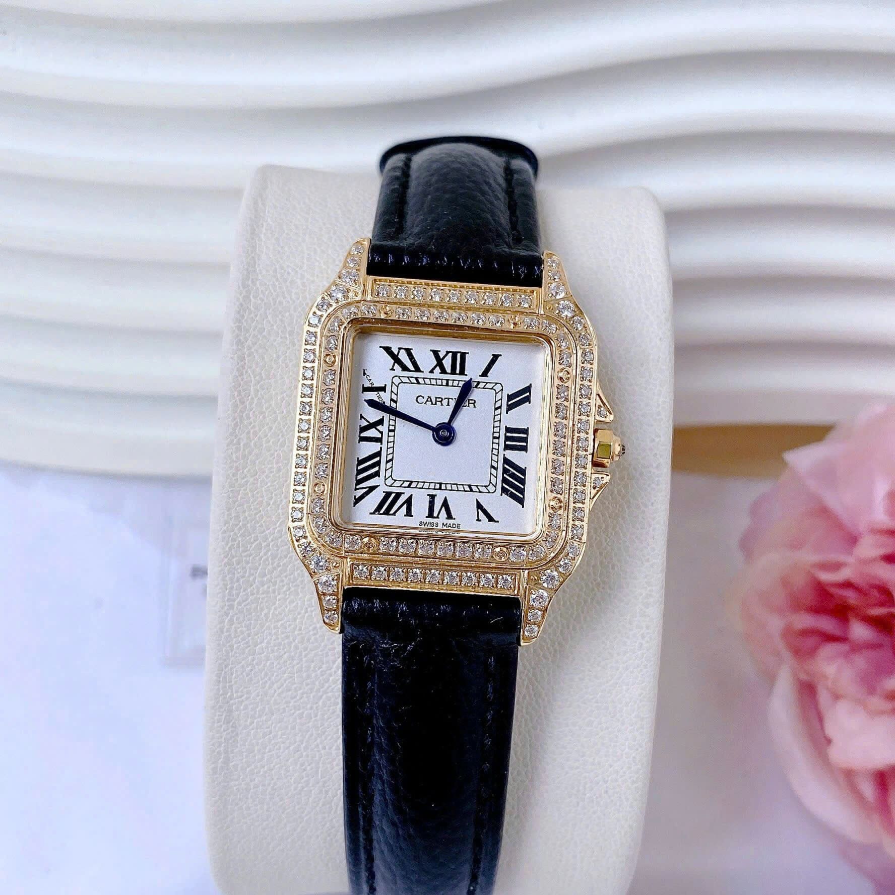 Đồng Hồ Cartier Santos |Nữ Giới |Đính Đá |Rose Gold |Dây Da Đen |Máy Pin (Quartz) |Size 24x33mm |donghogiatot.vn