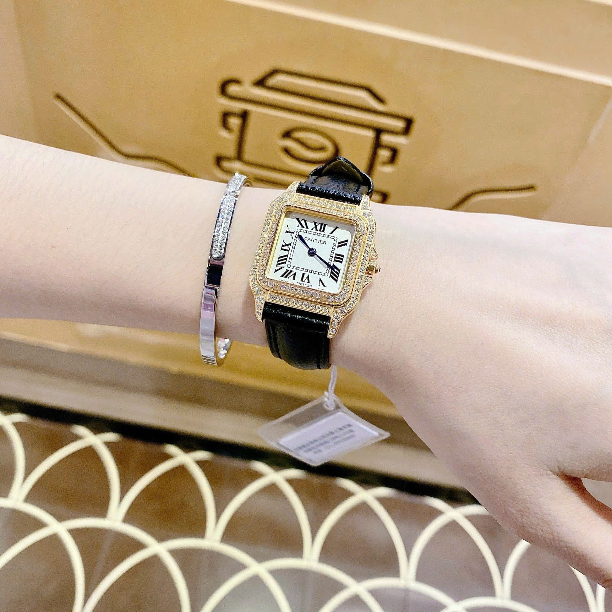 Đồng Hồ Cartier Santos |Nữ Giới |Đính Đá |Rose Gold |Dây Da Đen |Máy Pin (Quartz) |Size 24x33mm |donghogiatot.vn