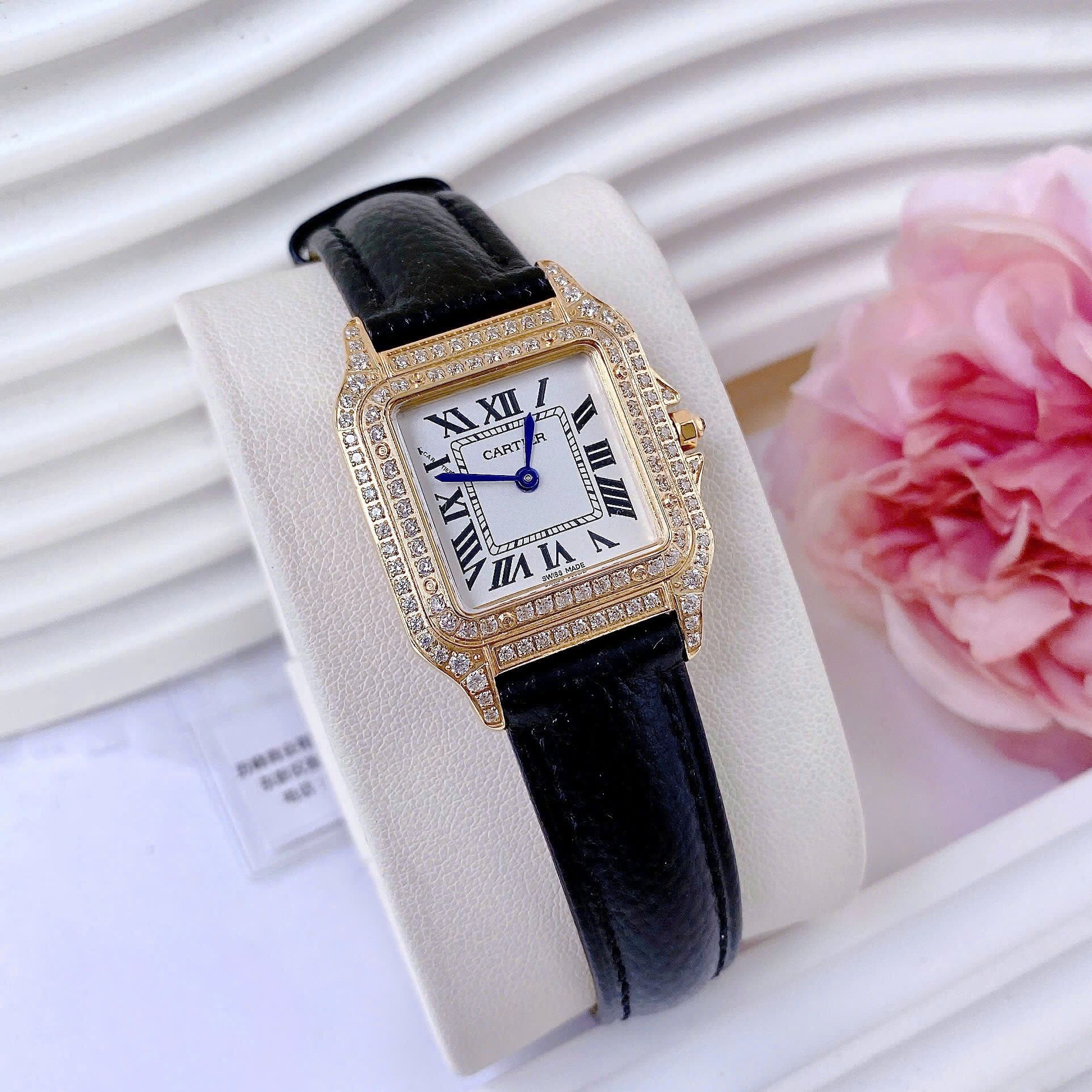 Đồng Hồ Cartier Santos |Nữ Giới |Đính Đá |Rose Gold |Dây Da Đen |Máy Pin (Quartz) |Size 24x33mm |donghogiatot.vn