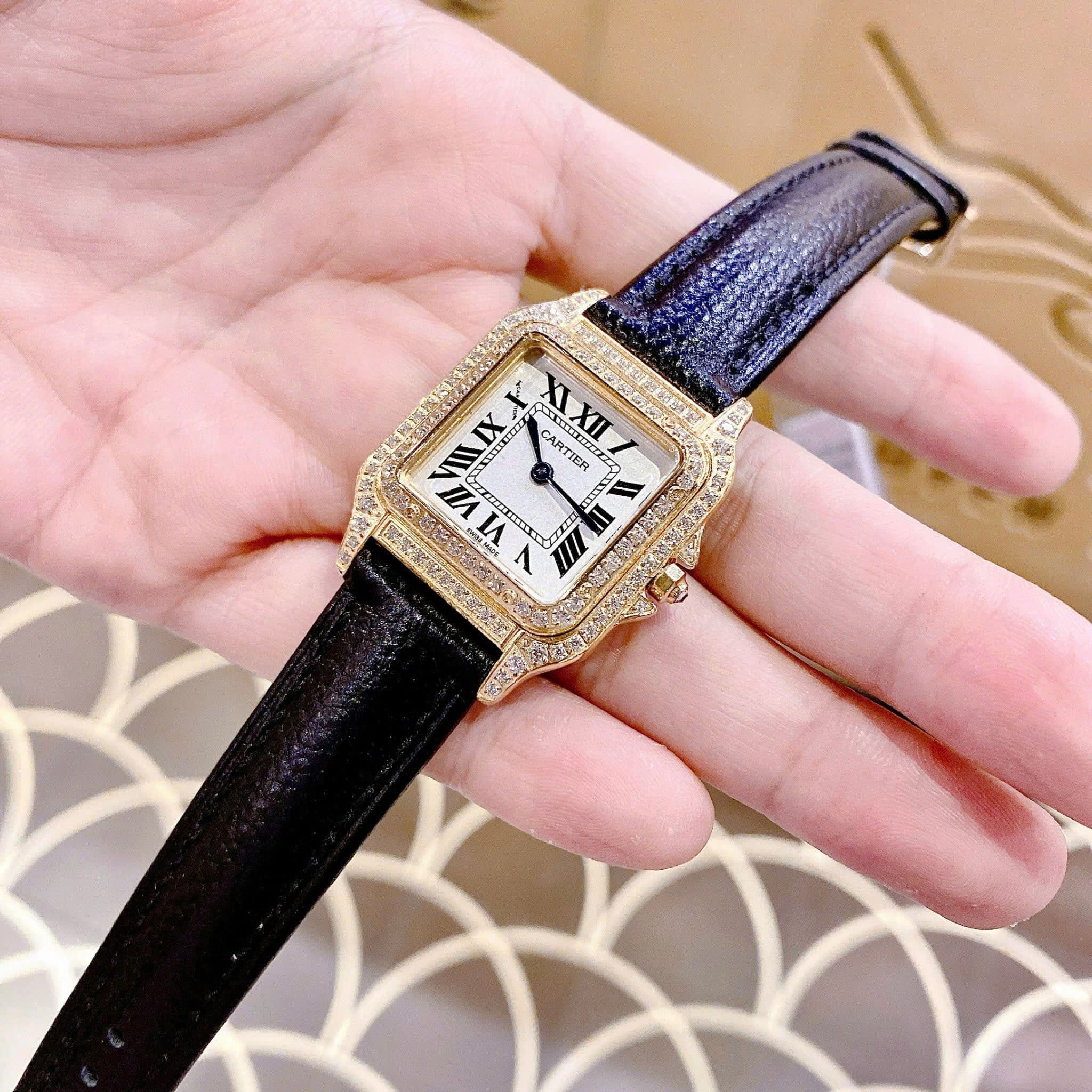 Đồng Hồ Cartier Santos |Nữ Giới |Đính Đá |Rose Gold |Dây Da Đen |Máy Pin (Quartz) |Size 24x33mm |donghogiatot.vn