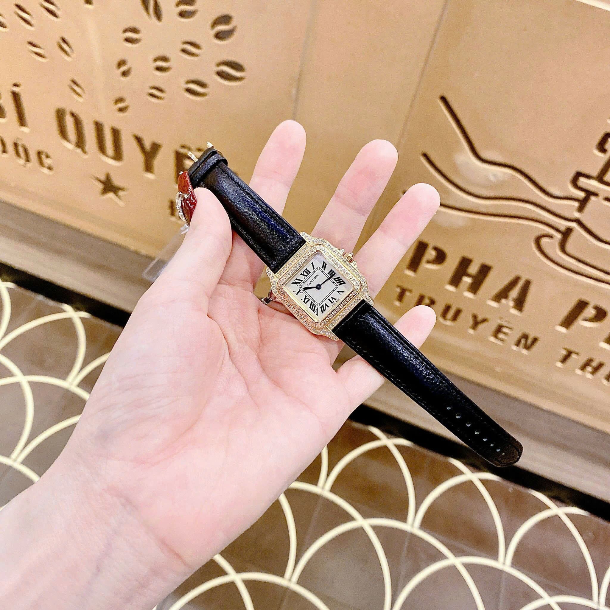 Đồng Hồ Cartier Santos |Nữ Giới |Đính Đá |Rose Gold |Dây Da Đen |Máy Pin (Quartz) |Size 24x33mm |donghogiatot.vn