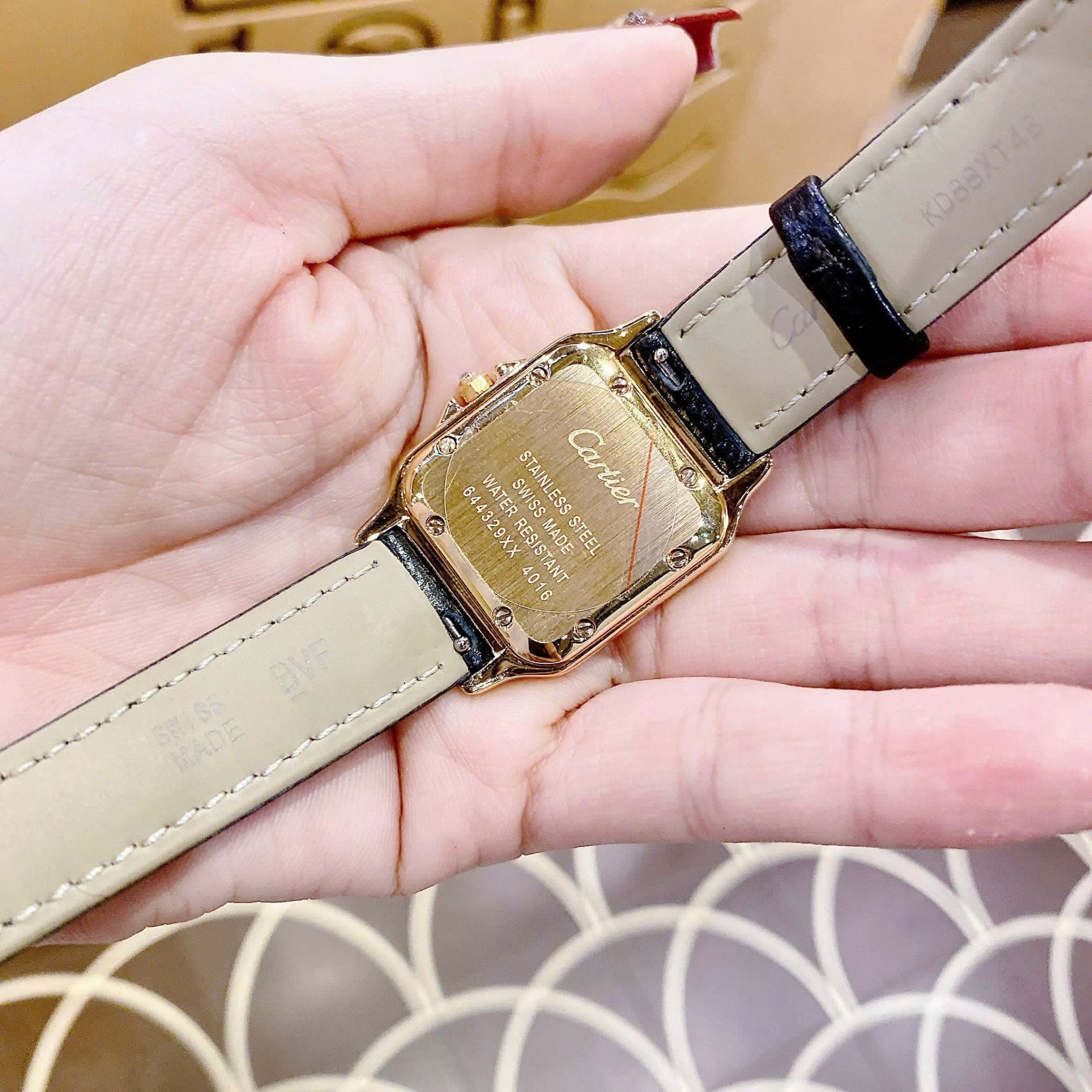 Đồng Hồ Cartier Santos |Nữ Giới |Đính Đá |Rose Gold |Dây Da Đen |Máy Pin (Quartz) |Size 24x33mm |donghogiatot.vn