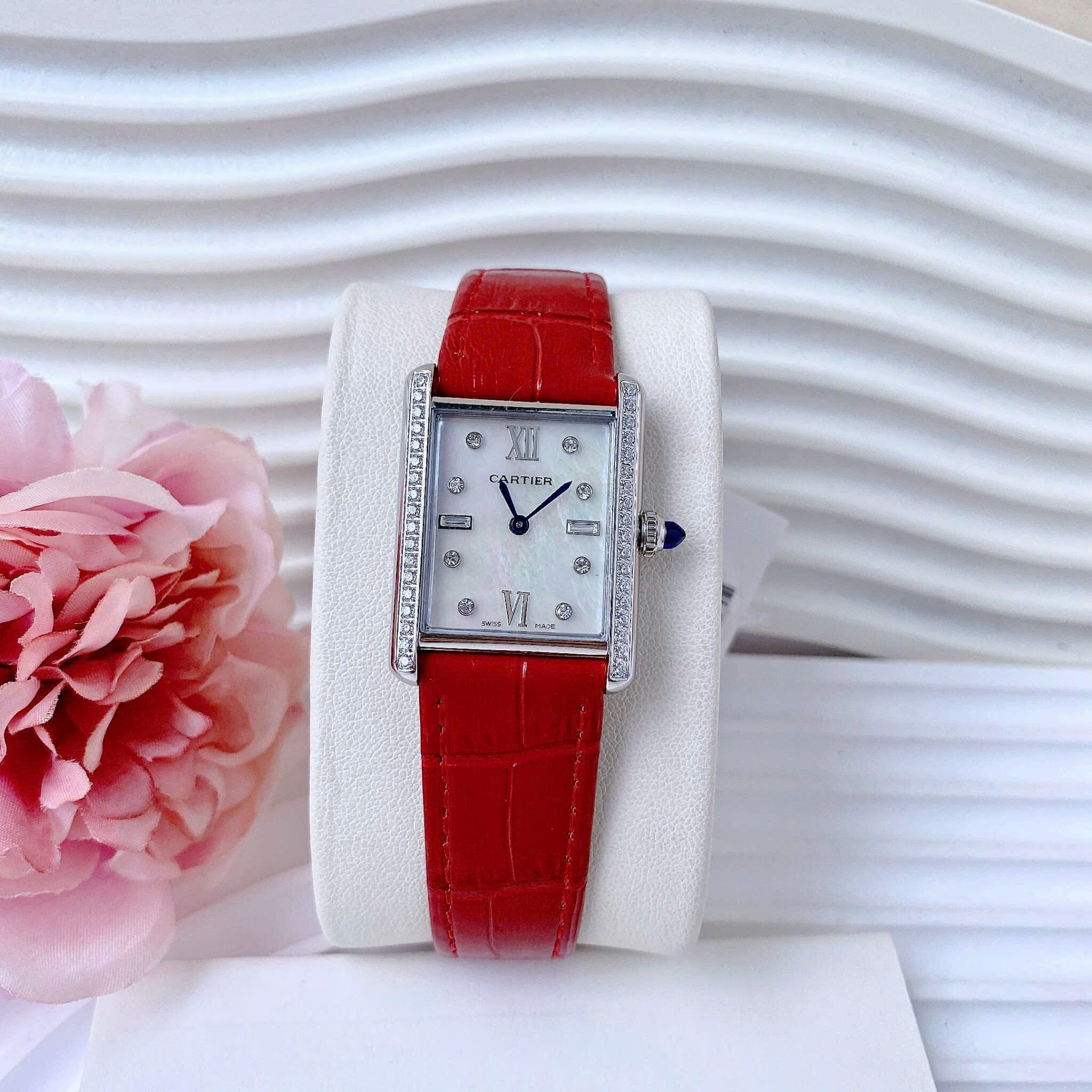 Đồng Hồ Cartier Tank Solo |Nữ Giới |Mặt Chữ Nhật |Đính Đá |Dây Da Đỏ |Máy Pin (Quartz) |Size 31x24mm |donghogiatot.vn