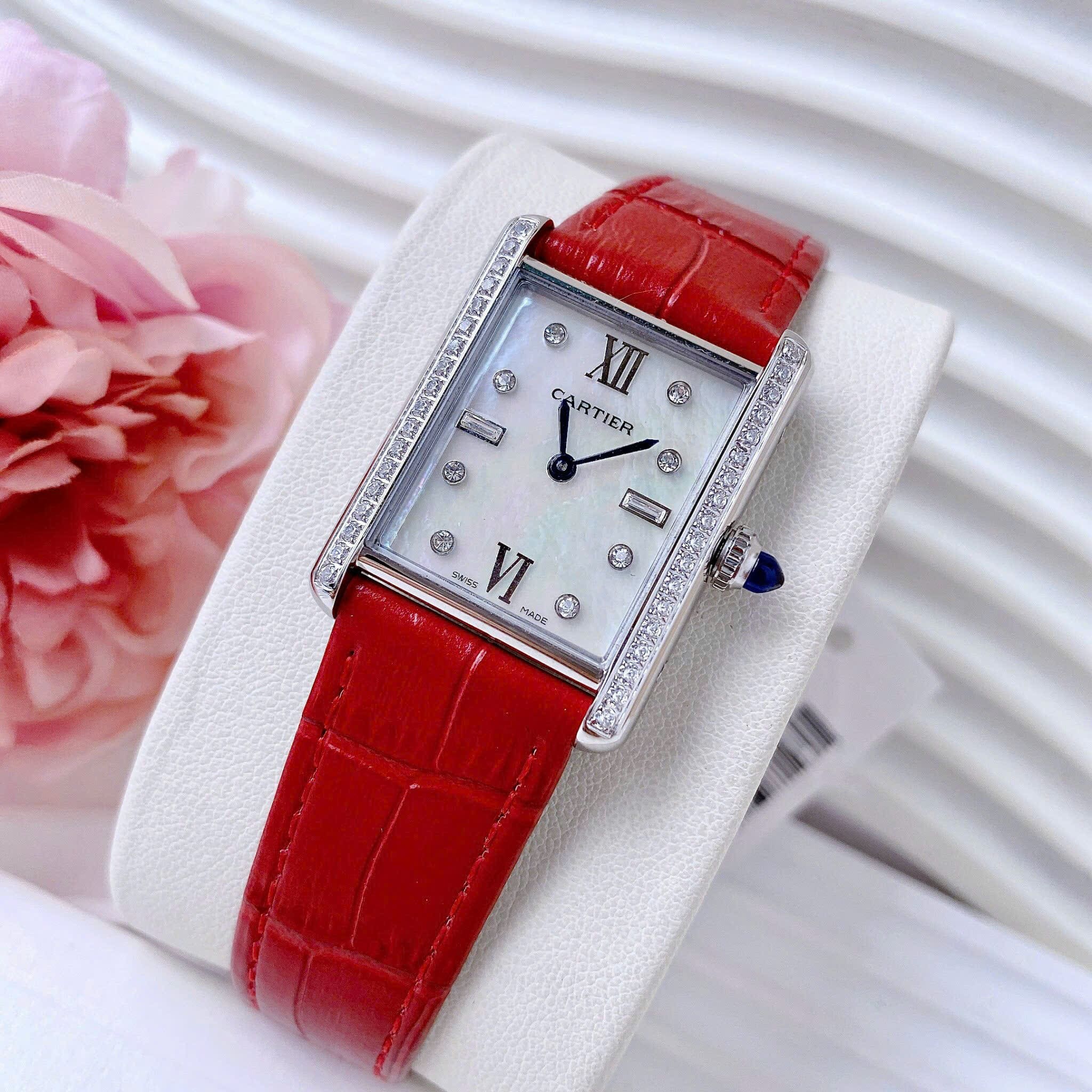 Đồng Hồ Cartier Tank Solo |Nữ Giới |Mặt Chữ Nhật |Đính Đá |Dây Da Đỏ |Máy Pin (Quartz) |Size 31x24mm |donghogiatot.vn