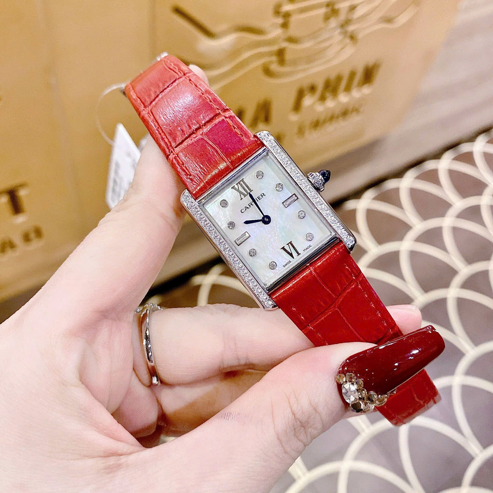 Đồng Hồ Cartier Tank Solo |Nữ Giới |Mặt Chữ Nhật |Đính Đá |Dây Da Đỏ |Máy Pin (Quartz) |Size 31x24mm |donghogiatot.vn