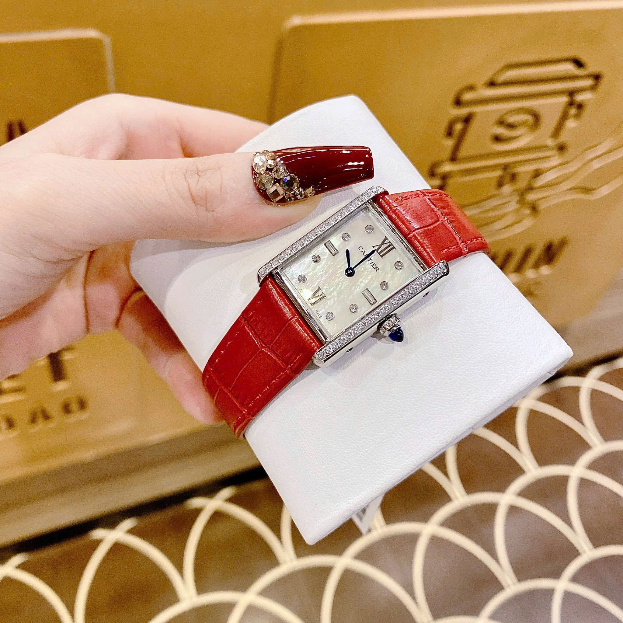 Đồng Hồ Cartier Tank Solo |Nữ Giới |Mặt Chữ Nhật |Đính Đá |Dây Da Đỏ |Máy Pin (Quartz) |Size 31x24mm |donghogiatot.vn