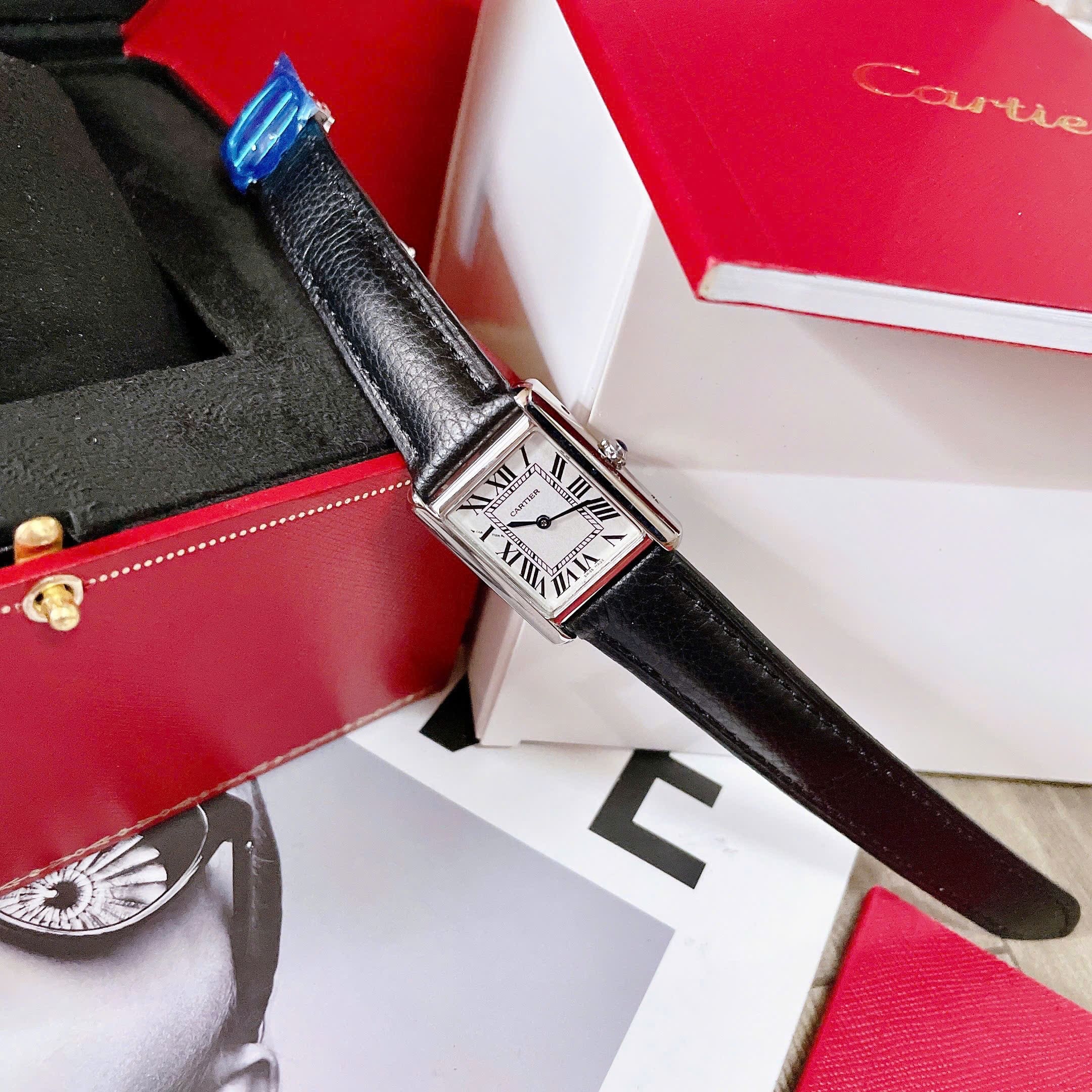 Đồng Hồ Cartier Tank Solo |Nữ Giới |Mặt Chữ Nhật |Số La Mã |Dây Da Đen |Máy Pin (Quartz) |Size 31x24mm |donghogiatot.vn