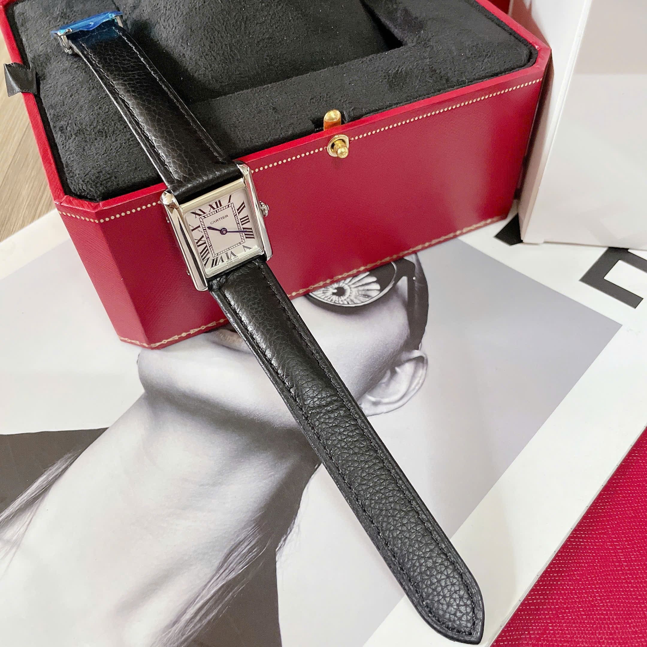 Đồng Hồ Cartier Tank Solo |Nữ Giới |Mặt Chữ Nhật |Số La Mã |Dây Da Đen |Máy Pin (Quartz) |Size 31x24mm |donghogiatot.vn