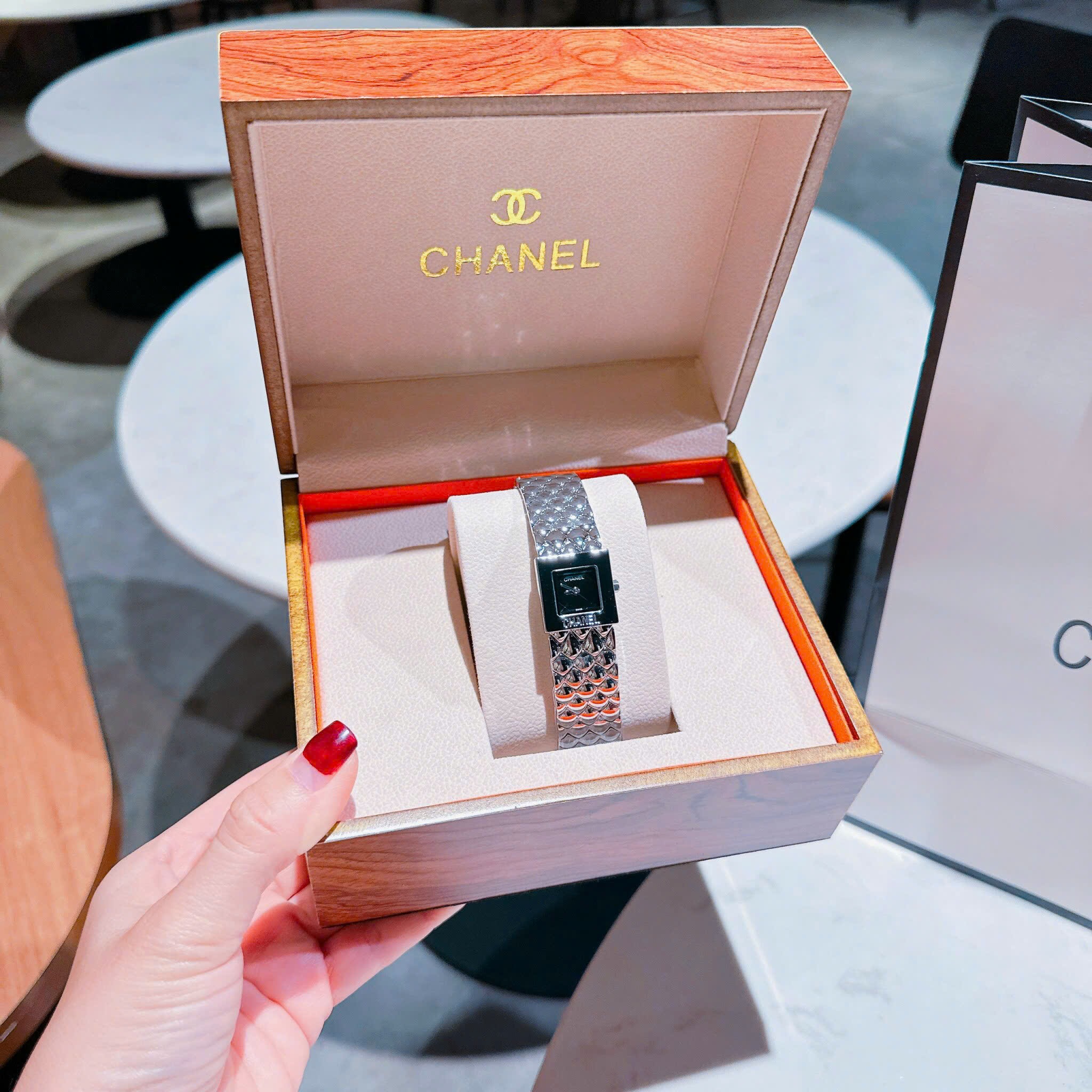 Đồng Hồ Chanel Matelasse |Nữ Giới |Mặt Vuông |Dây Kim Loại Silver |Máy Pin (Quartz) |Size 26mm |donghogiatot.vn