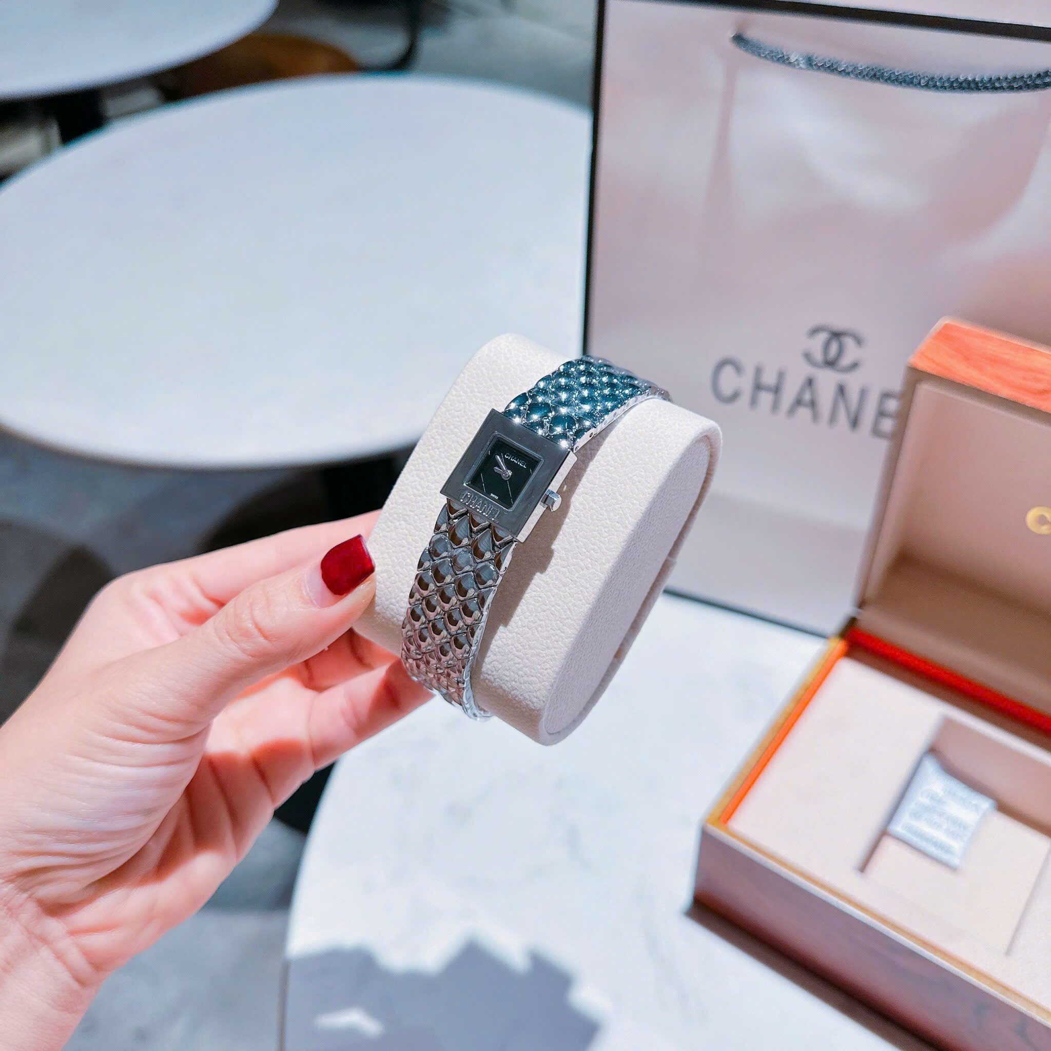 Đồng Hồ Chanel Matelasse |Nữ Giới |Mặt Vuông |Dây Kim Loại Silver |Máy Pin (Quartz) |Size 26mm |donghogiatot.vn