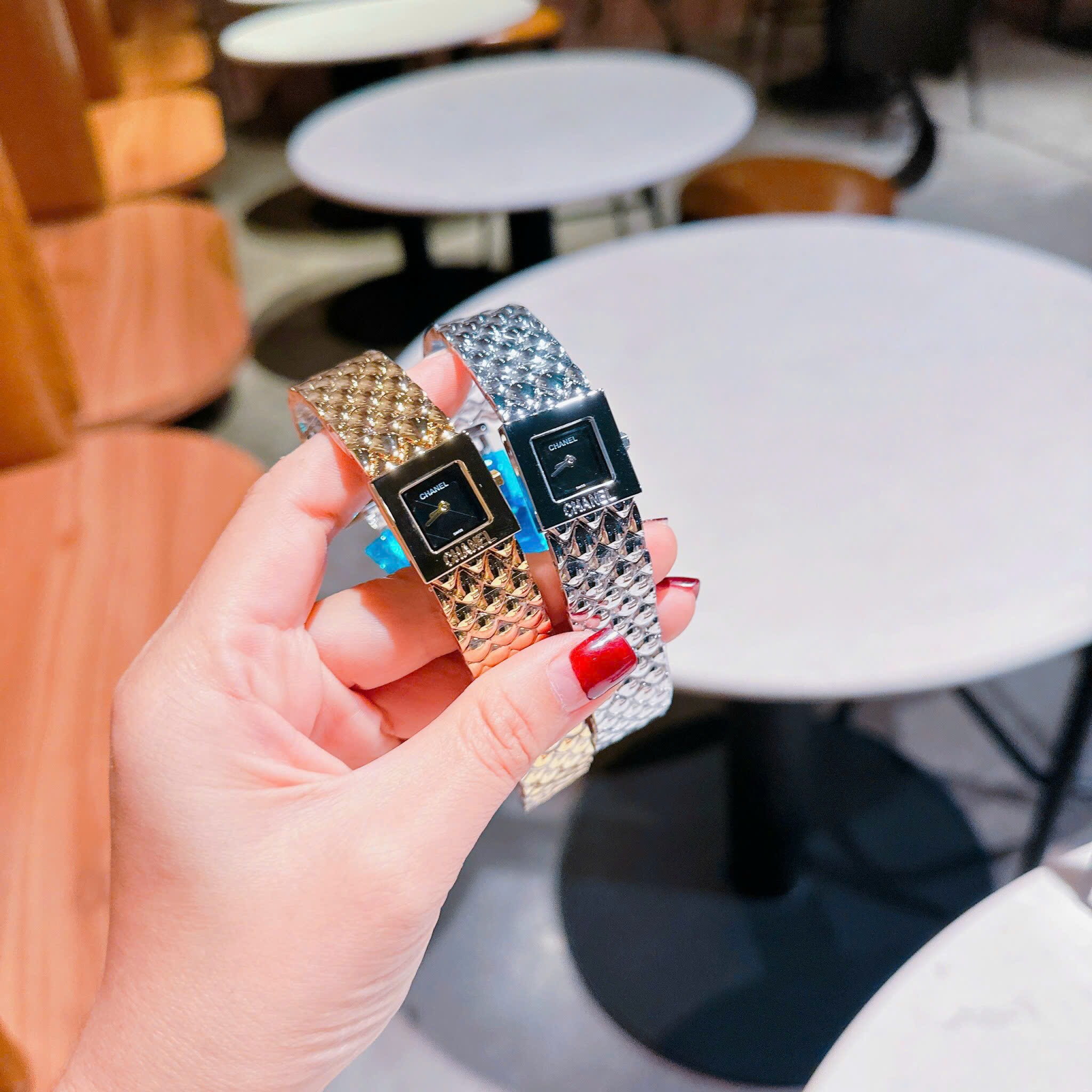 Đồng Hồ Chanel Matelasse |Nữ Giới |Mặt Vuông |Dây Kim Loại Silver |Máy Pin (Quartz) |Size 26mm |donghogiatot.vn