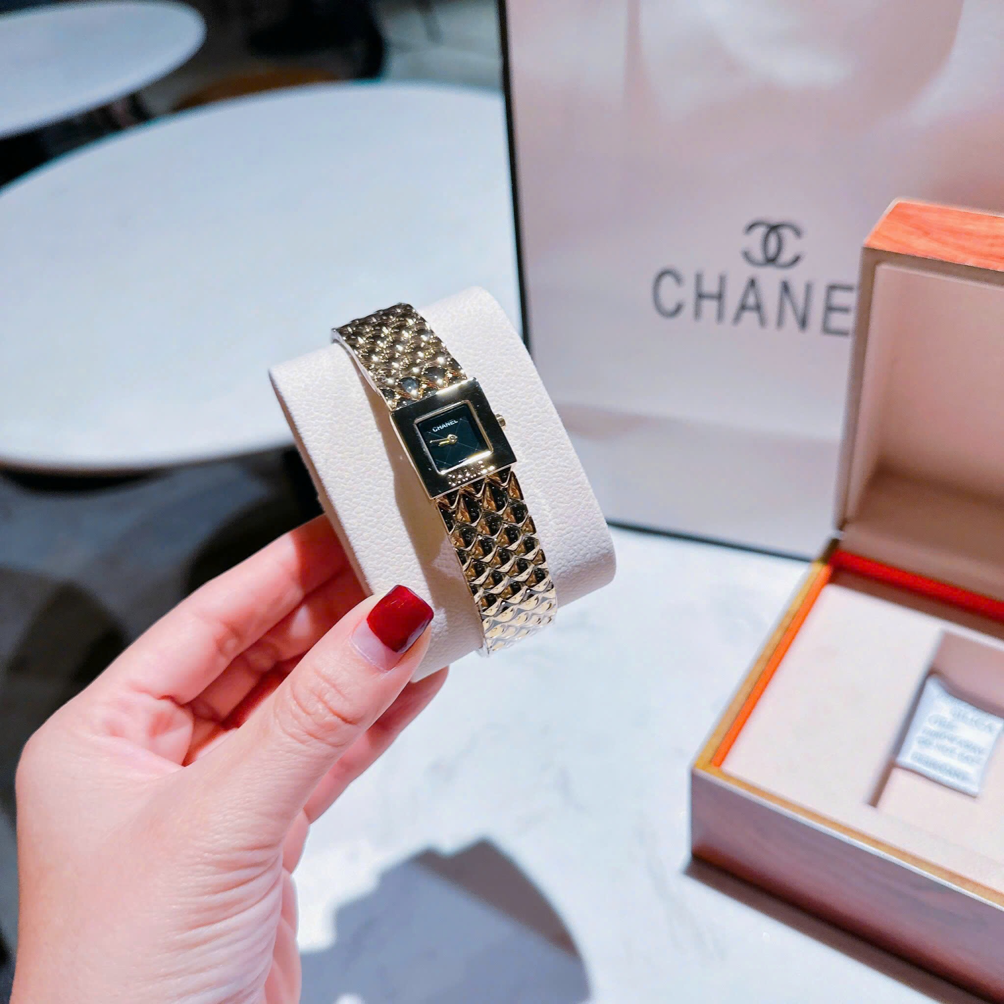 Đồng Hồ Chanel Matelasse |Nữ Giới |Mặt Vuông |Dây Kim Loại Vàng Gold |Máy Pin (Quartz) |Size 26mm |donghogiatot.vn