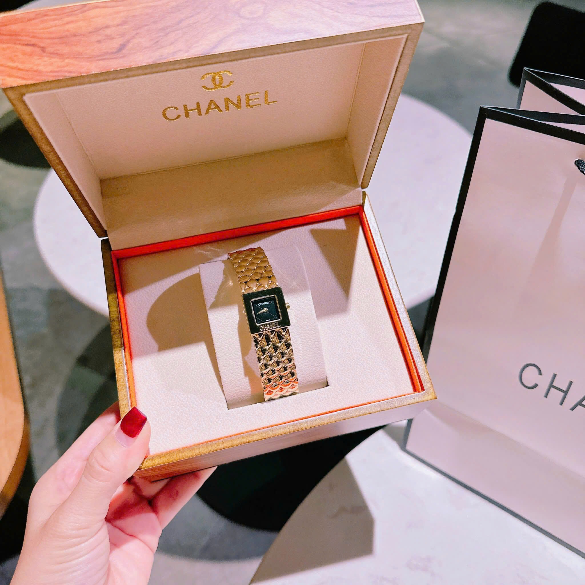Đồng Hồ Chanel Matelasse |Nữ Giới |Mặt Vuông |Dây Kim Loại Vàng Gold |Máy Pin (Quartz) |Size 26mm |donghogiatot.vn