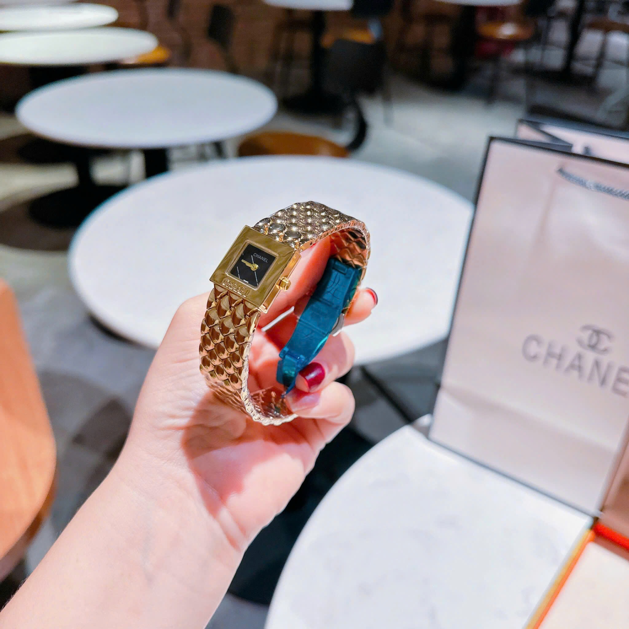 Đồng Hồ Chanel Matelasse |Nữ Giới |Mặt Vuông |Dây Kim Loại Vàng Gold |Máy Pin (Quartz) |Size 26mm |donghogiatot.vn