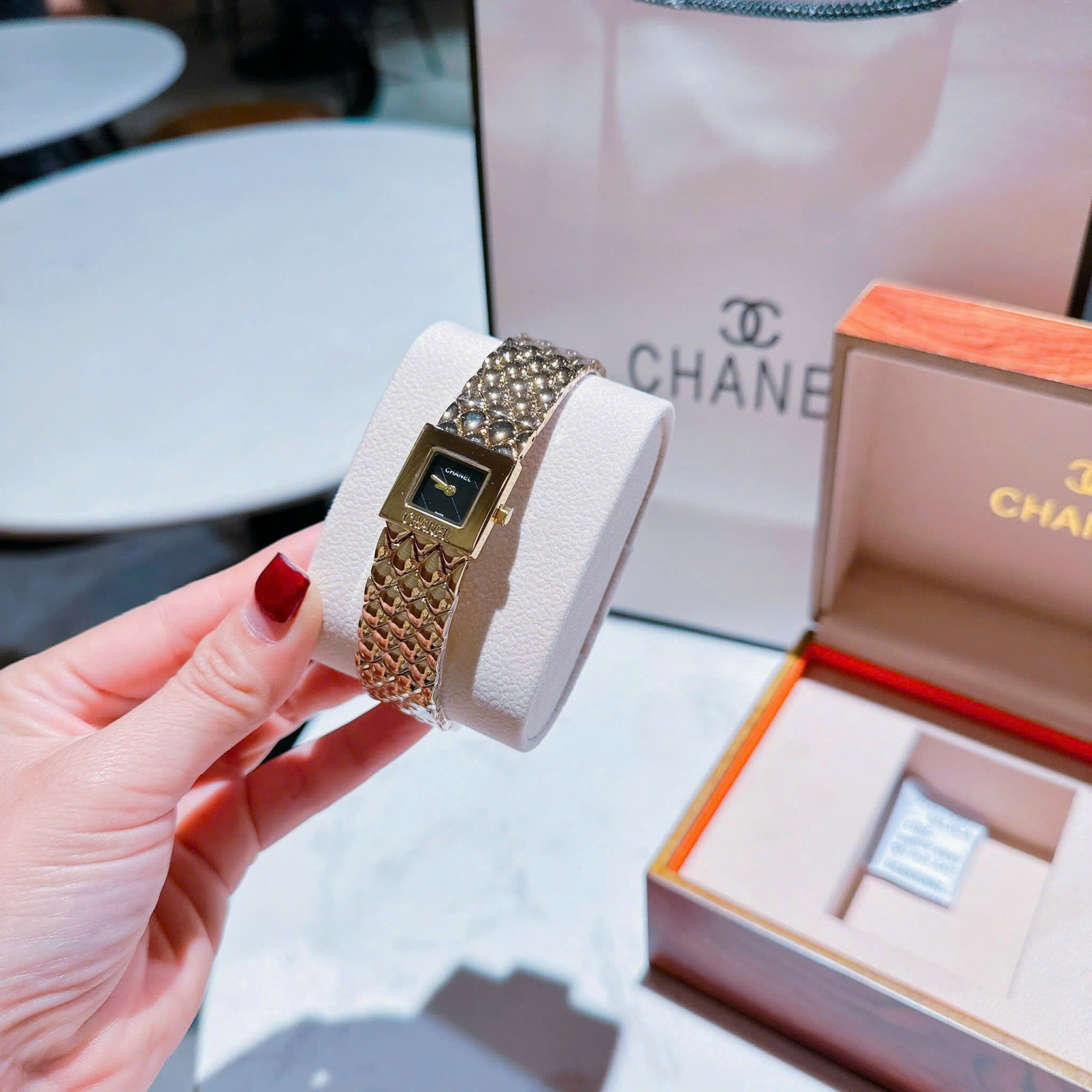 Đồng Hồ Chanel Matelasse |Nữ Giới |Mặt Vuông |Dây Kim Loại Vàng Gold |Máy Pin (Quartz) |Size 26mm |donghogiatot.vn