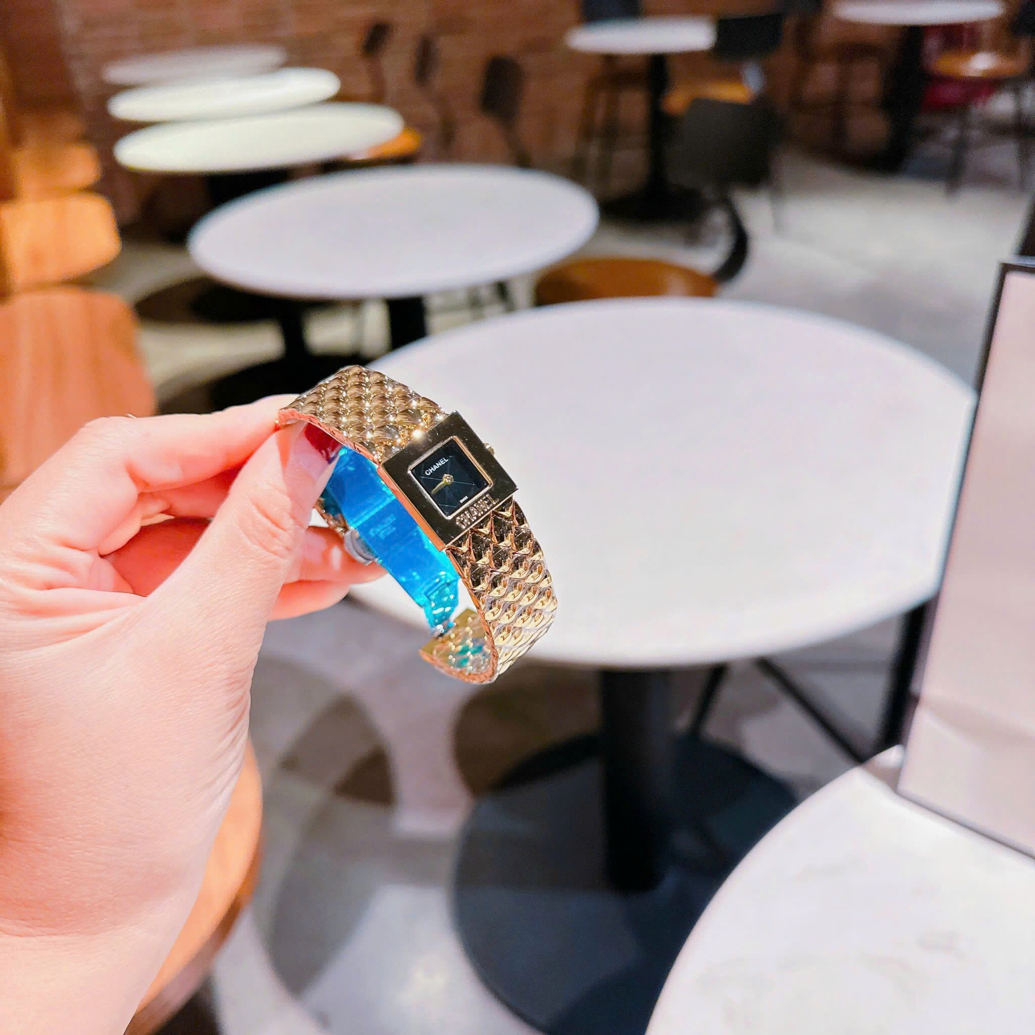 Đồng Hồ Chanel Matelasse |Nữ Giới |Mặt Vuông |Dây Kim Loại Vàng Gold |Máy Pin (Quartz) |Size 26mm |donghogiatot.vn