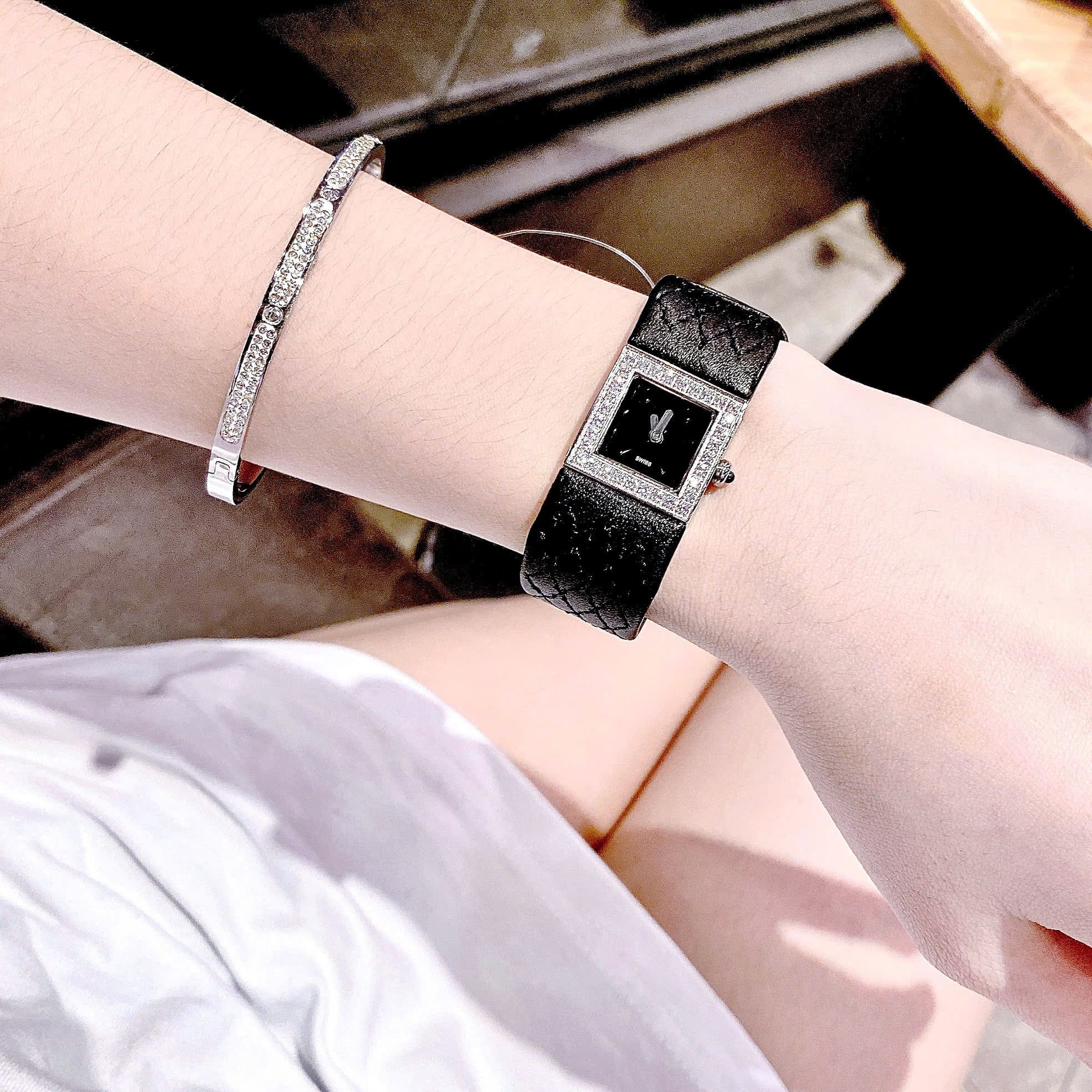 Đồng Hồ Chanel Matelasse |Nữ Giới |Mặt Vuông |Đính Đá |Dây Da Đen |Máy Pin (Quartz) |Size 26mm |donghogiatot.vn