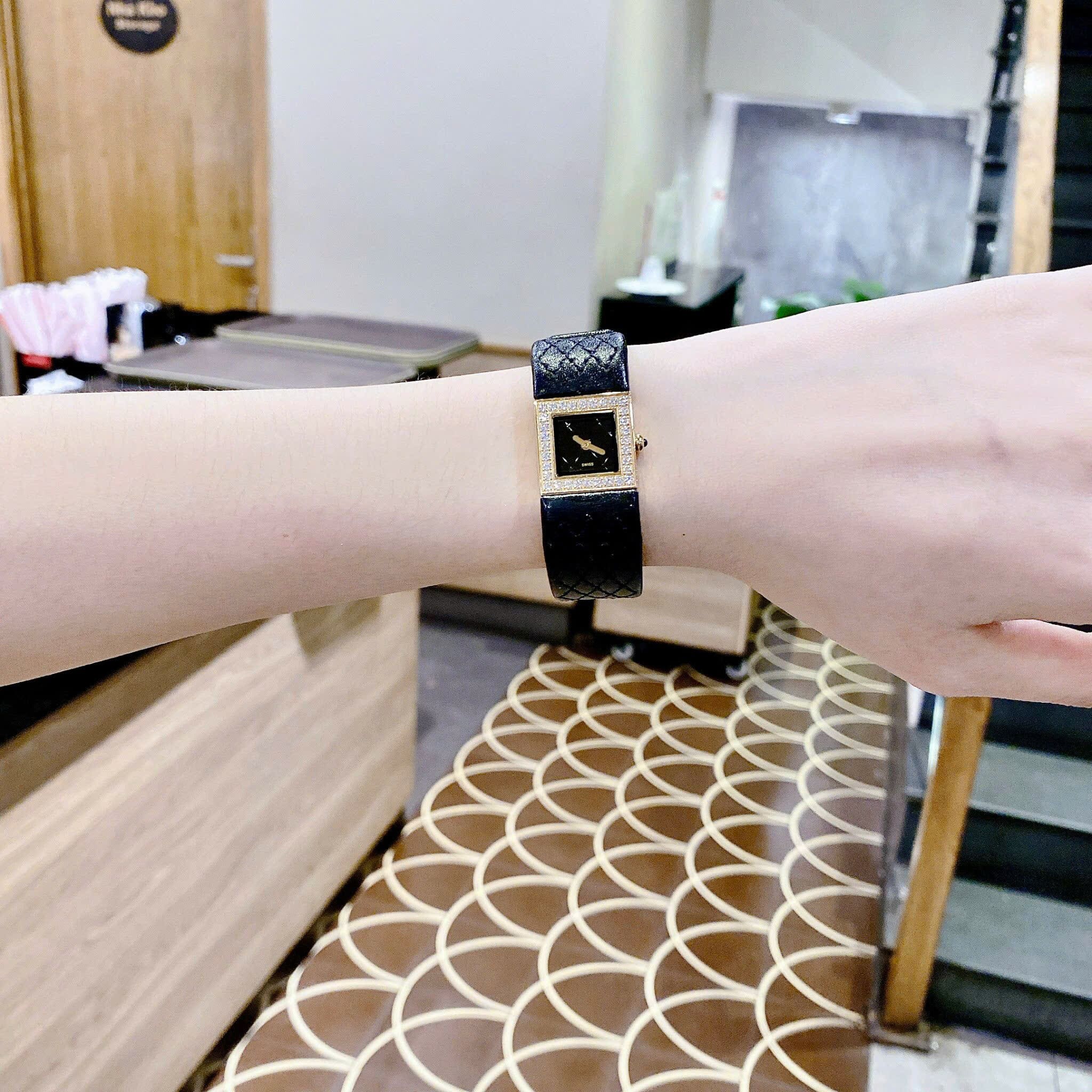 Đồng Hồ Chanel Matelasse |Nữ Giới |Đính Đá |Vàng Gold |Dây Da Đen |Máy Pin (Quartz) |Size 26mm |donghogiatot.vn