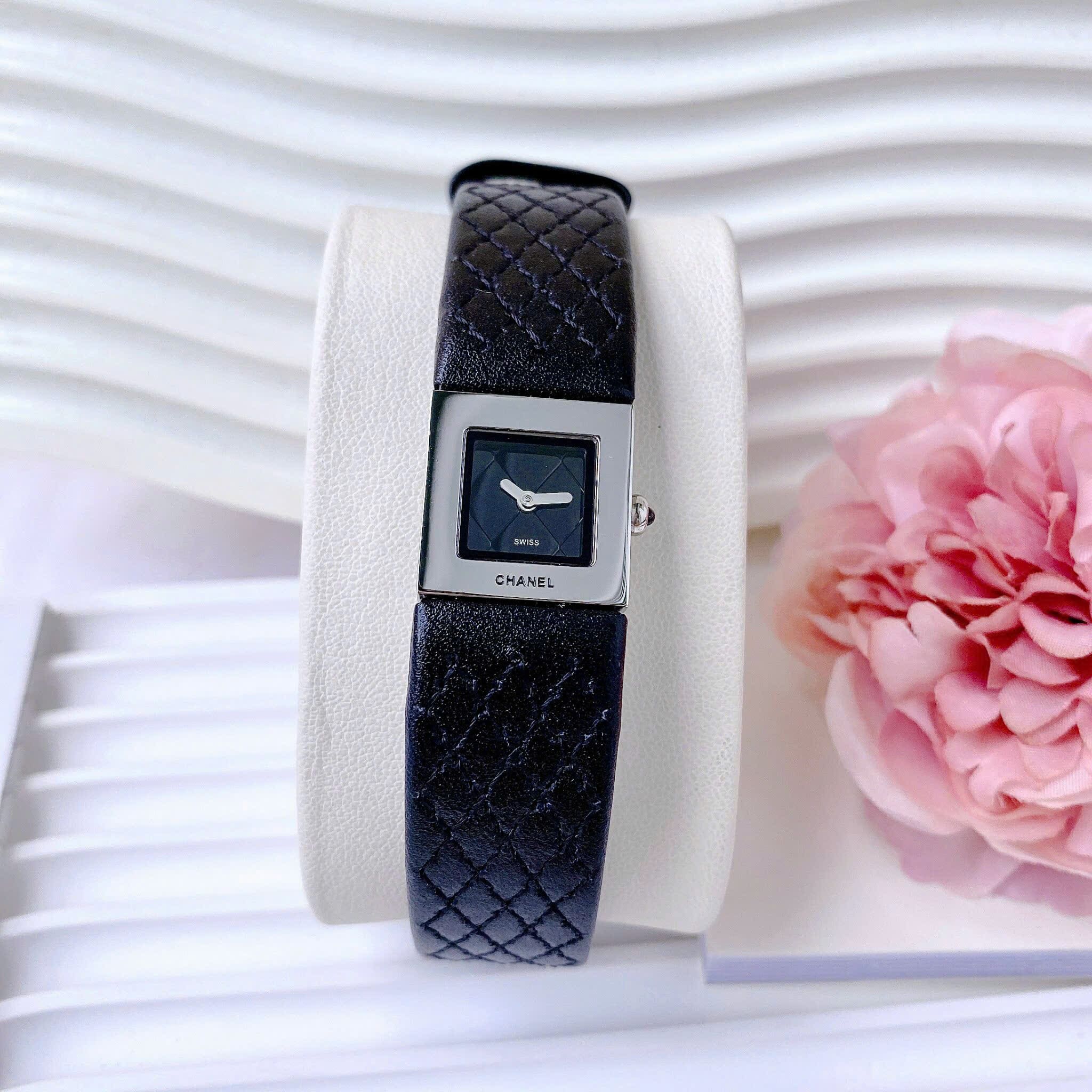 Đồng Hồ Chanel Matelasse |Nữ Giới |Mặt Vuông |Silver |Dây Da Đen |Máy Pin (Quartz) |Size 26mm |donghogiatot.vn